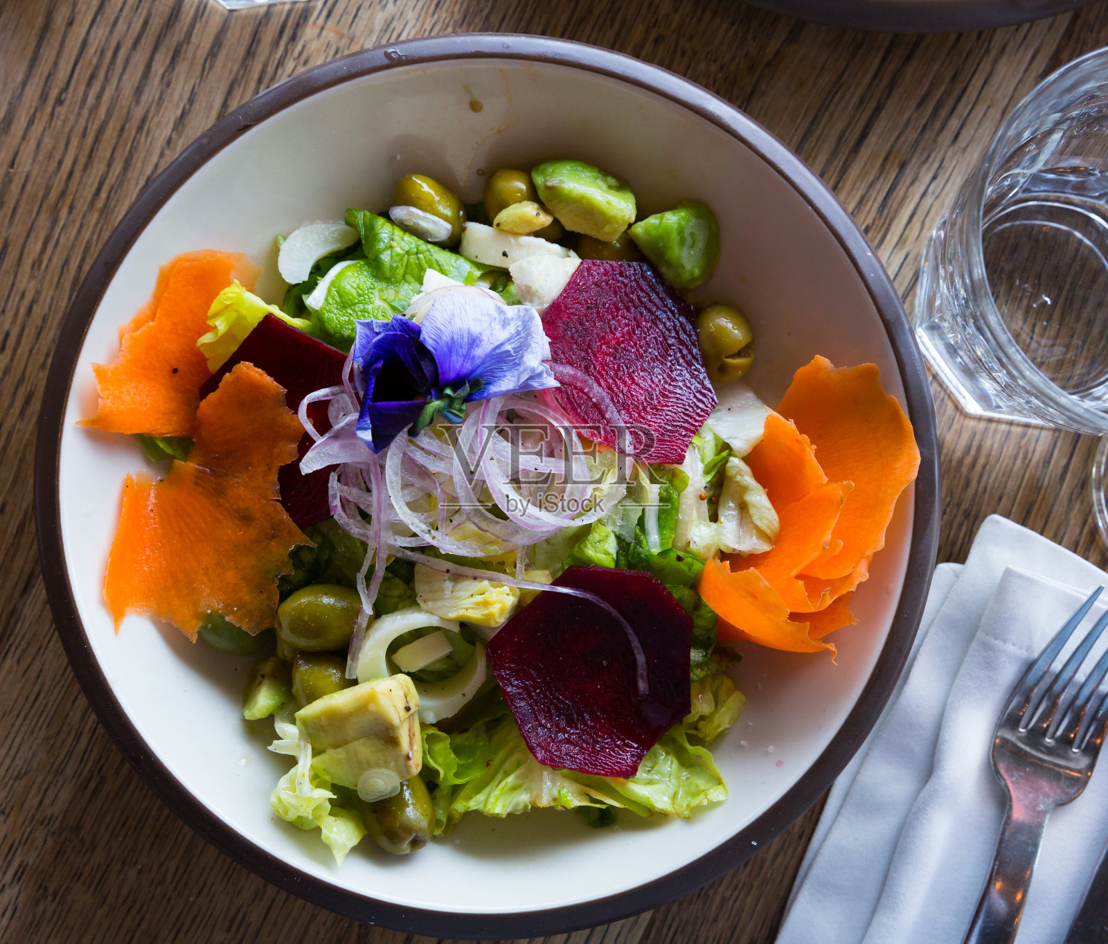 生菜,菊苣,棕榈心,牛油果和萝卜沙拉照片摄影图片