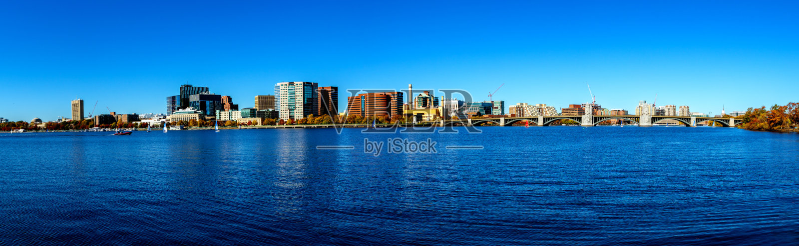 剑桥海滨天际线全景和朗费罗桥-马萨诸塞州波士顿照片摄影图片