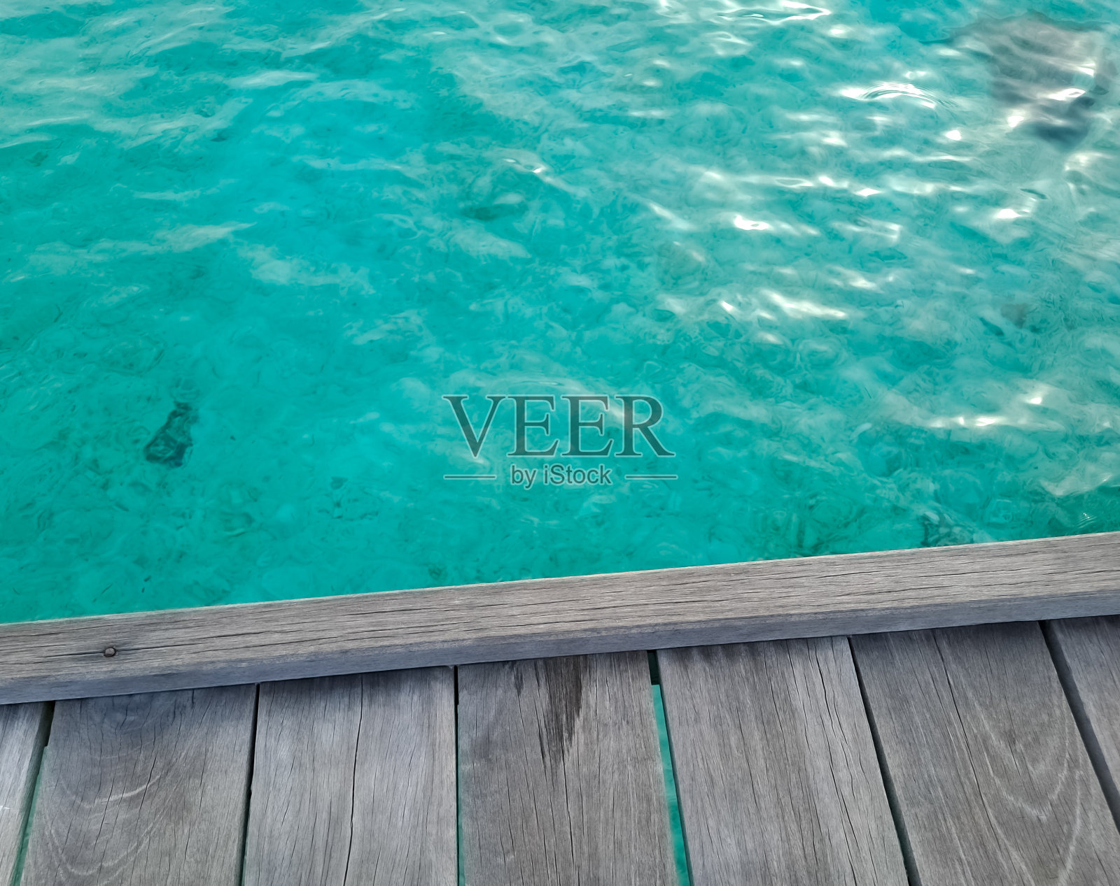 阳光明媚的夏天,美丽的沙滩上有白色的沙子。蓝绿色的海水。暑假自然背景,软对焦,文字空间照片摄影图片