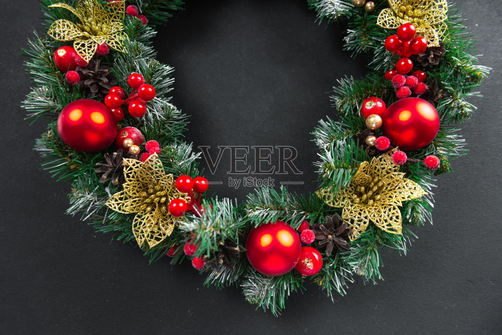 半瓶圣诞陈酿,深色背景照片摄影图片