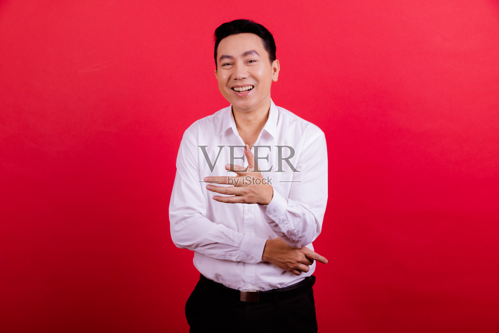 红色背景的年轻白领肖像。照片摄影图片