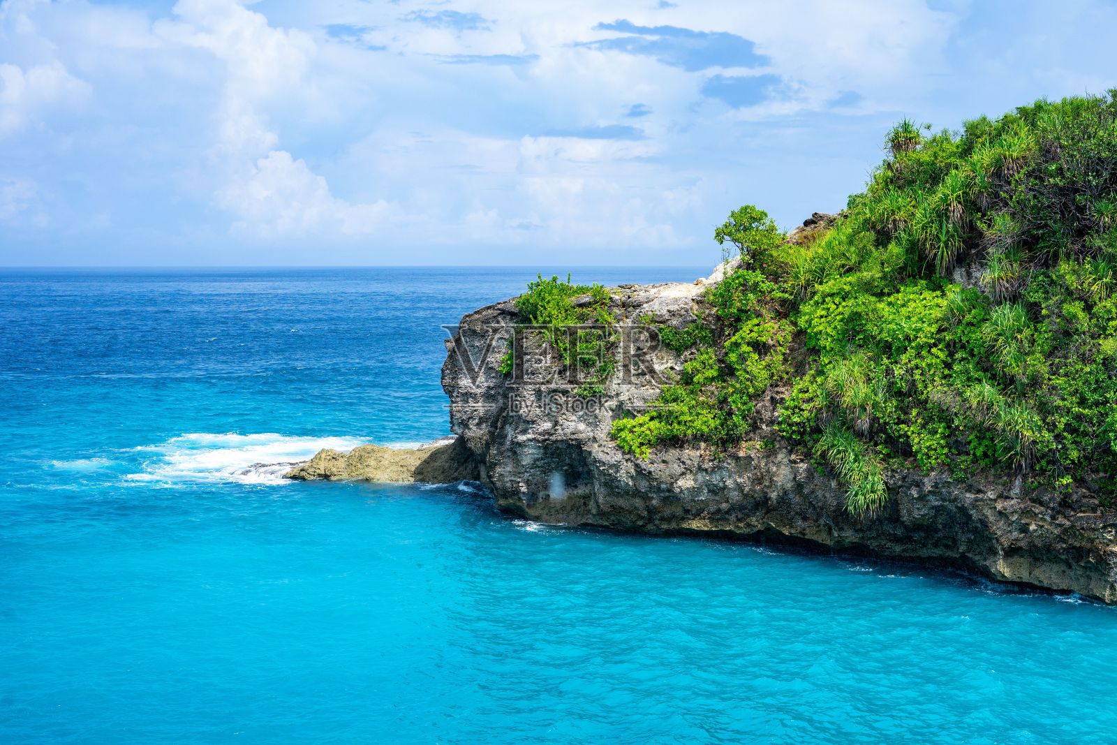 苍穹下,碧水边,草木萋萋照片摄影图片