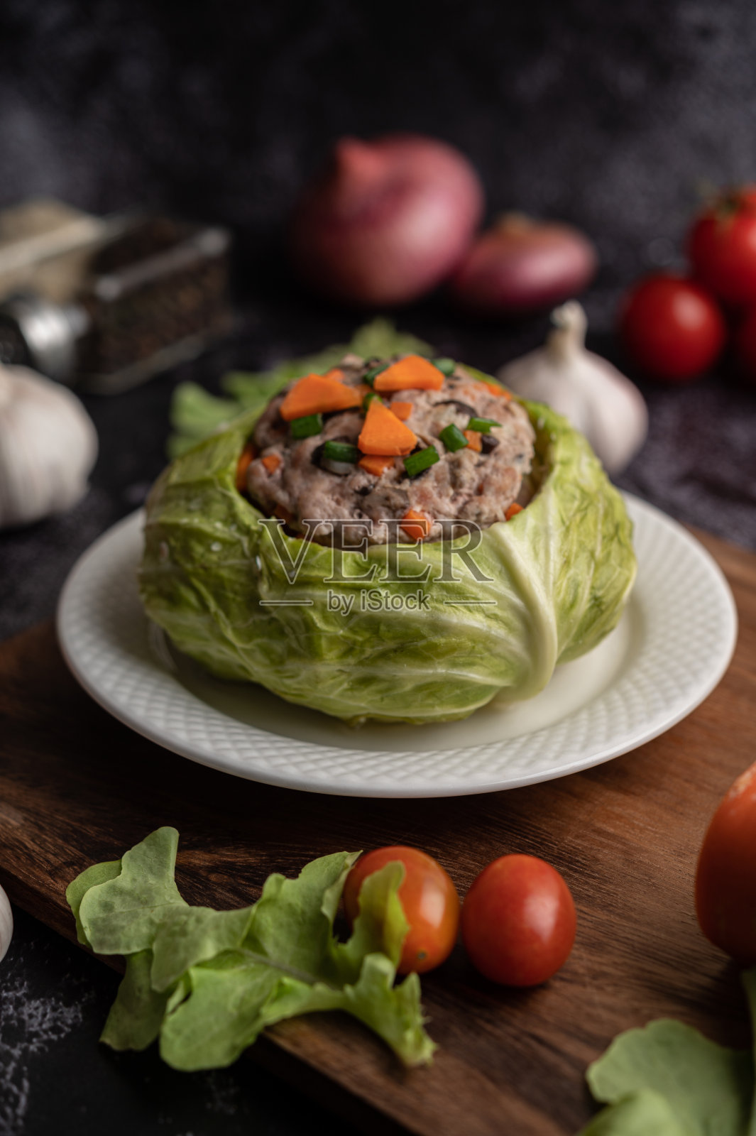 猪肉白菜汤配胡萝卜,葱花,黄瓜装在木盘上木盘上。照片摄影图片