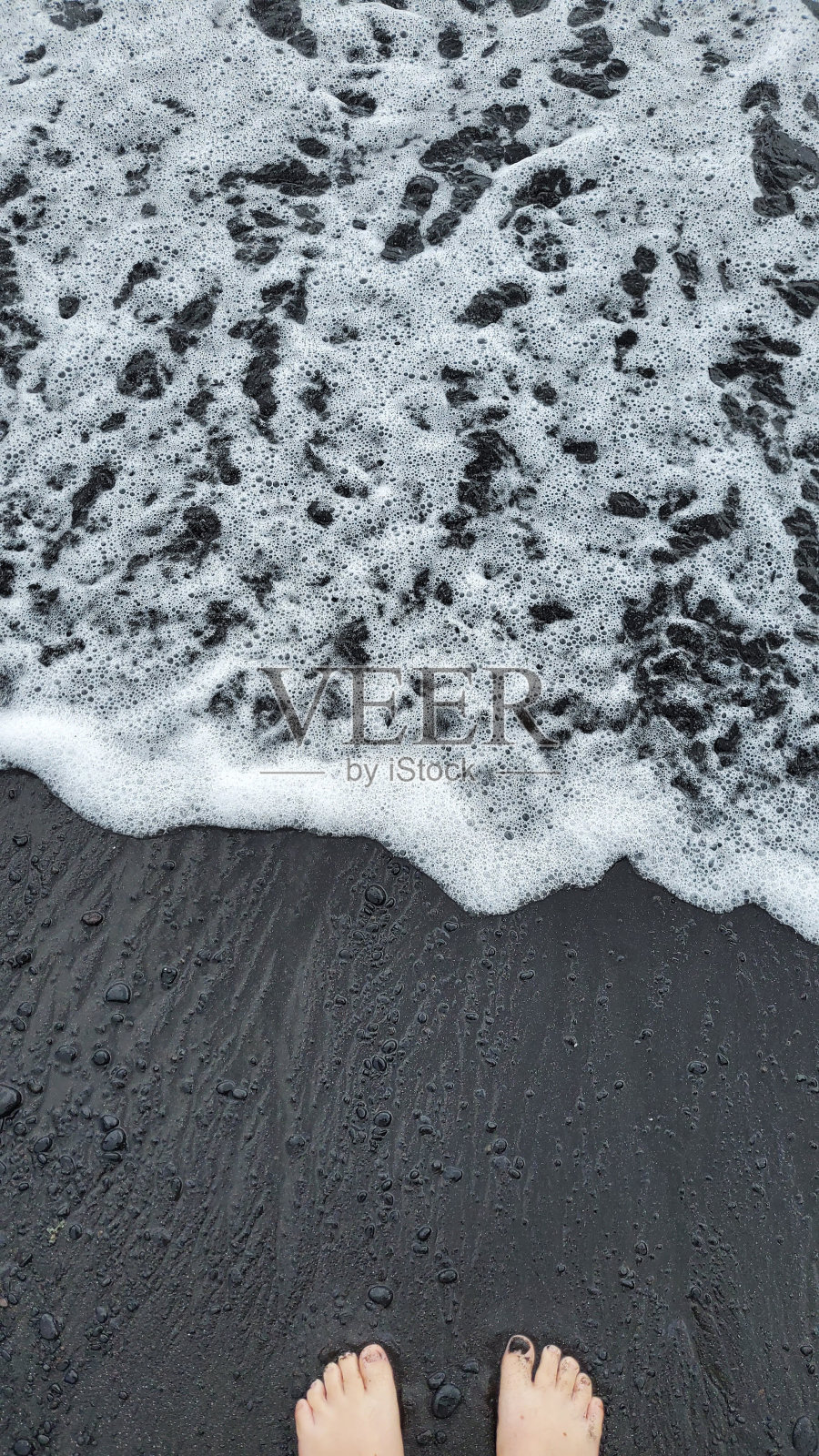 站在Honokalani黑沙滩上照片摄影图片