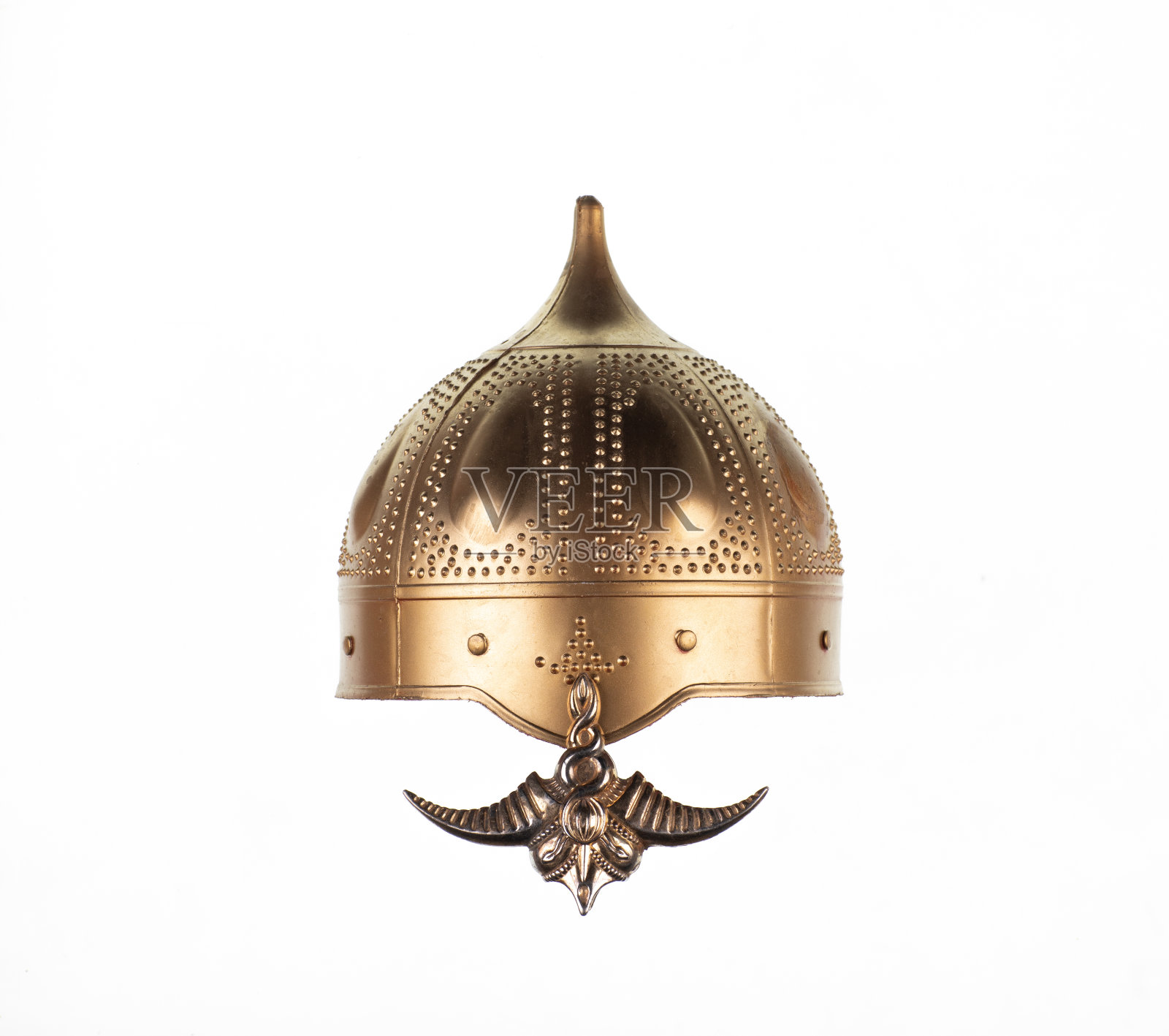 金色中世纪头盔孤立在白色背景上照片摄影图片