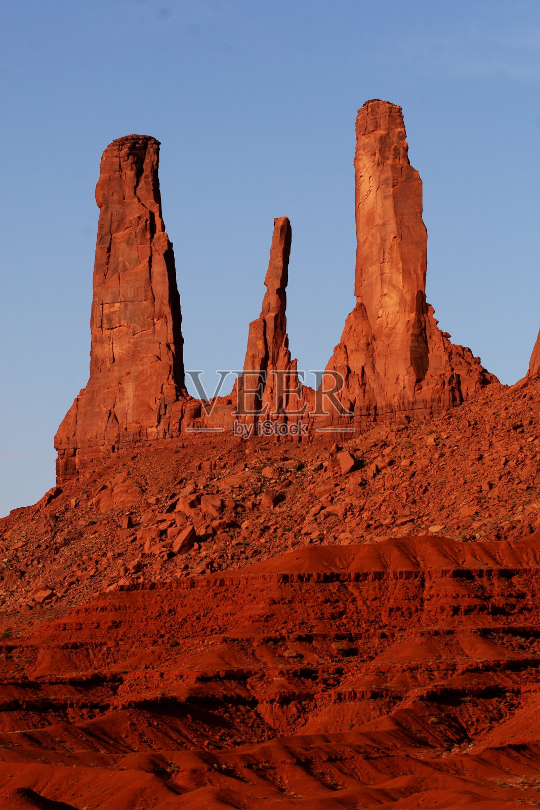 在美国犹他州的奥尔加托-纪念碑谷,美丽的砂岩岩层垂直拍摄照片摄影图片
