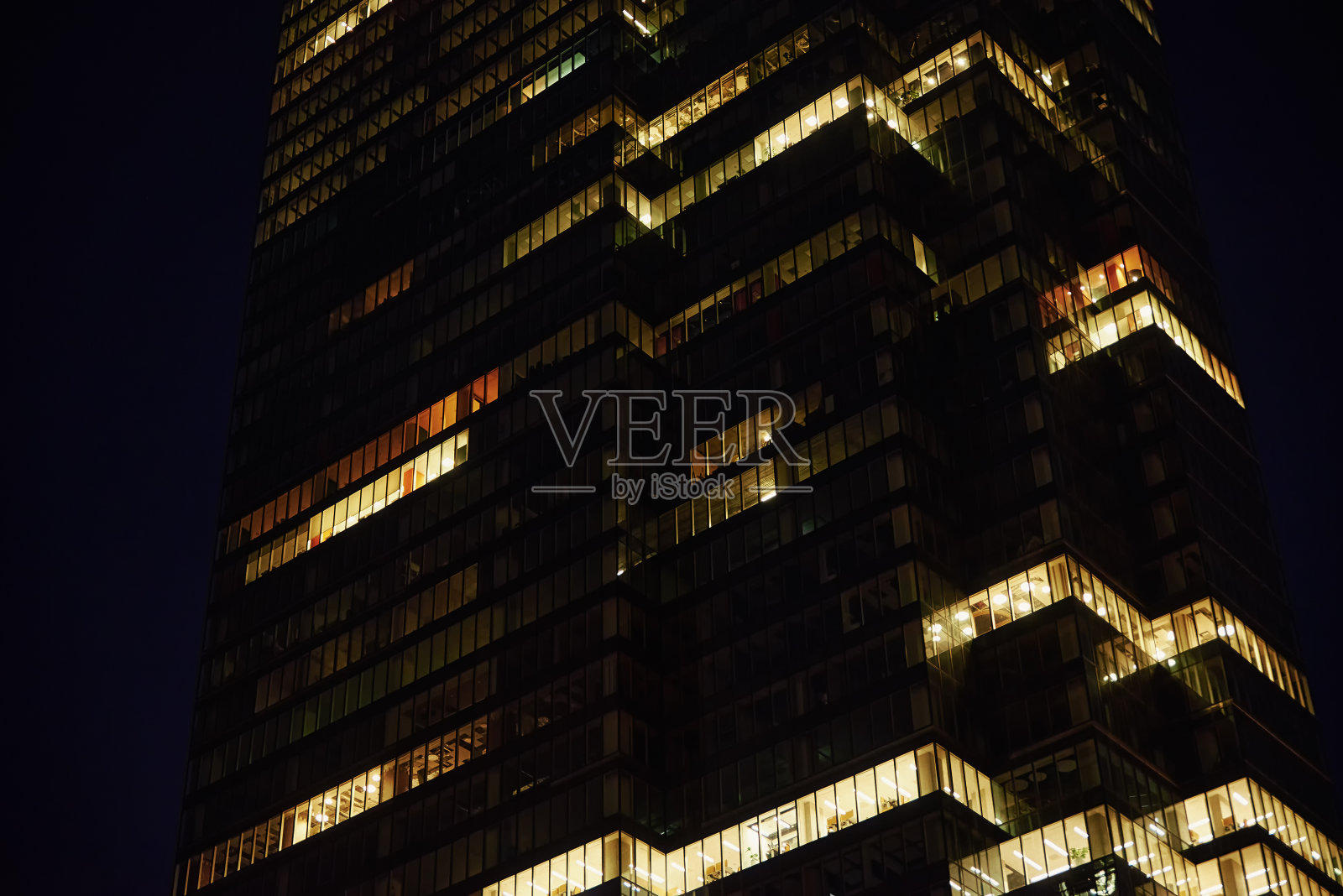 高层办公大楼,夜间窗户照明照片摄影图片