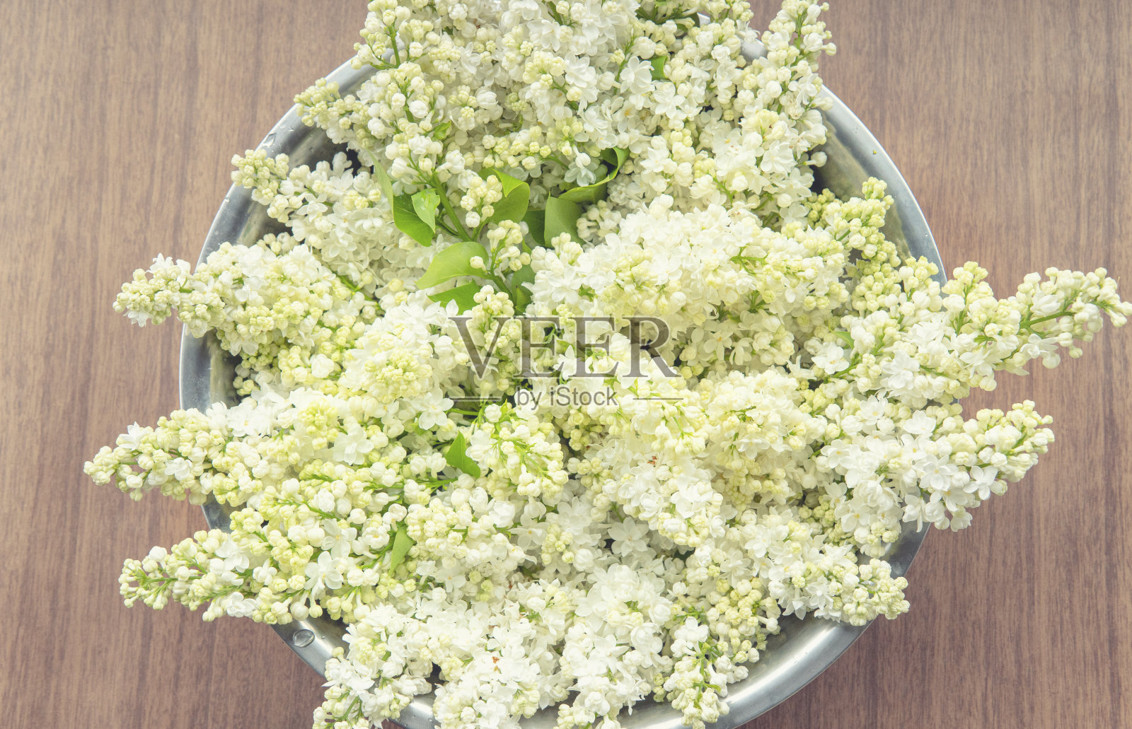 白色的紫丁香碗在一个木制照片摄影图片