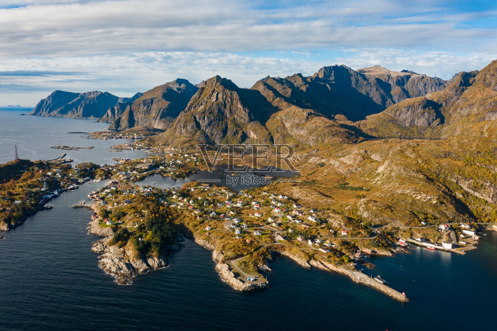 令人叹为观止的航拍山区景观,有高高的落基山脉和海洋照片摄影图片