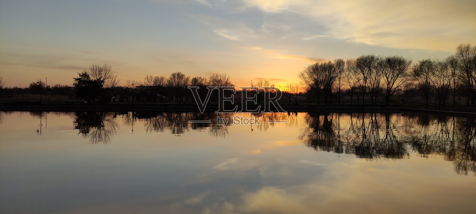 河的倒影。照片摄影图片