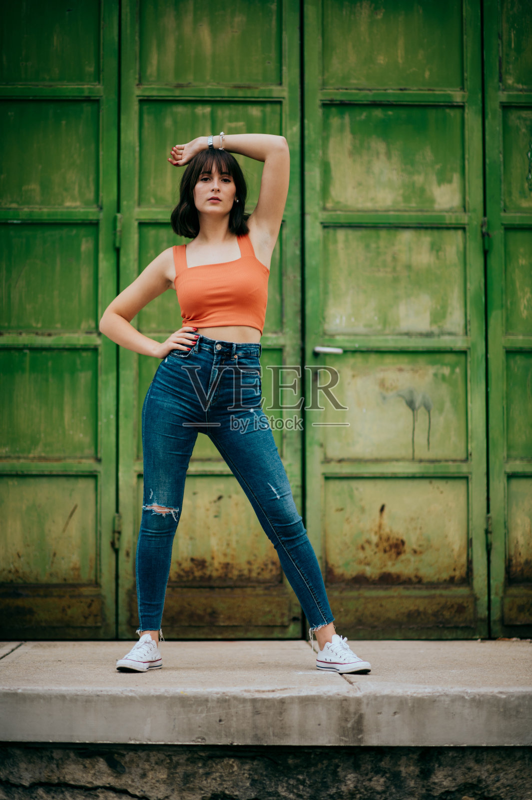 少女画像在街上照片摄影图片