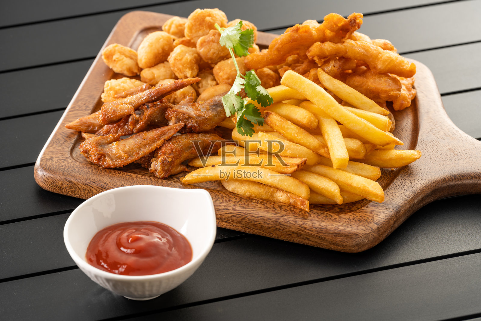 炸薯条和炸鸡照片摄影图片