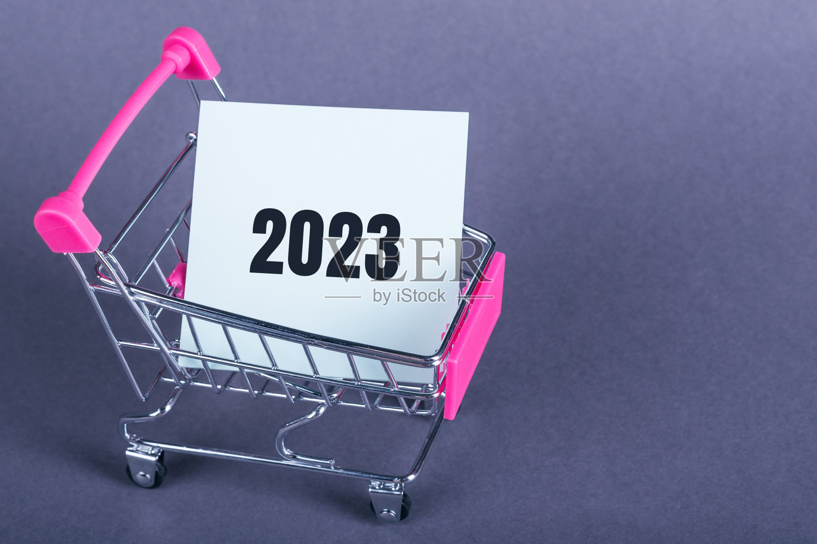 购物车里的白色2023卡片。业务目标照片摄影图片