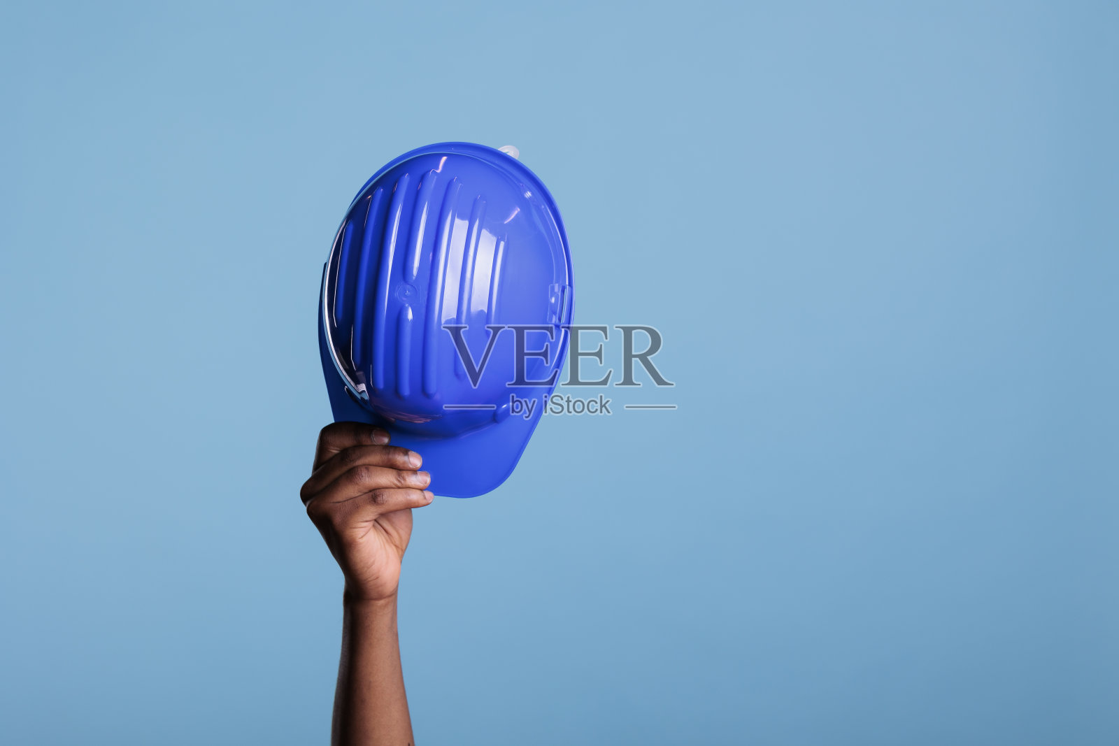 拿着安全帽的无法辨认的工人照片摄影图片