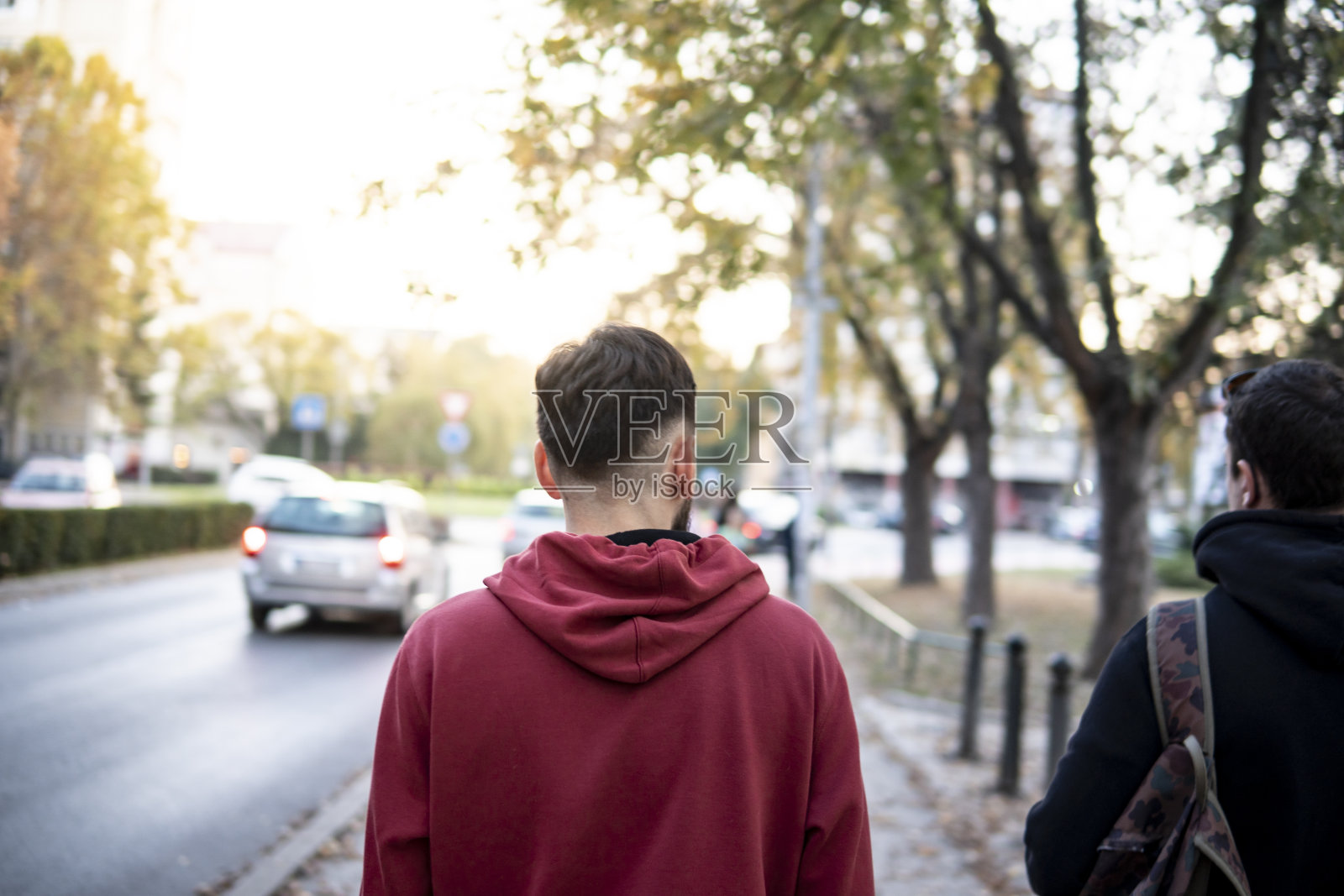 一个白人走在街上照片摄影图片