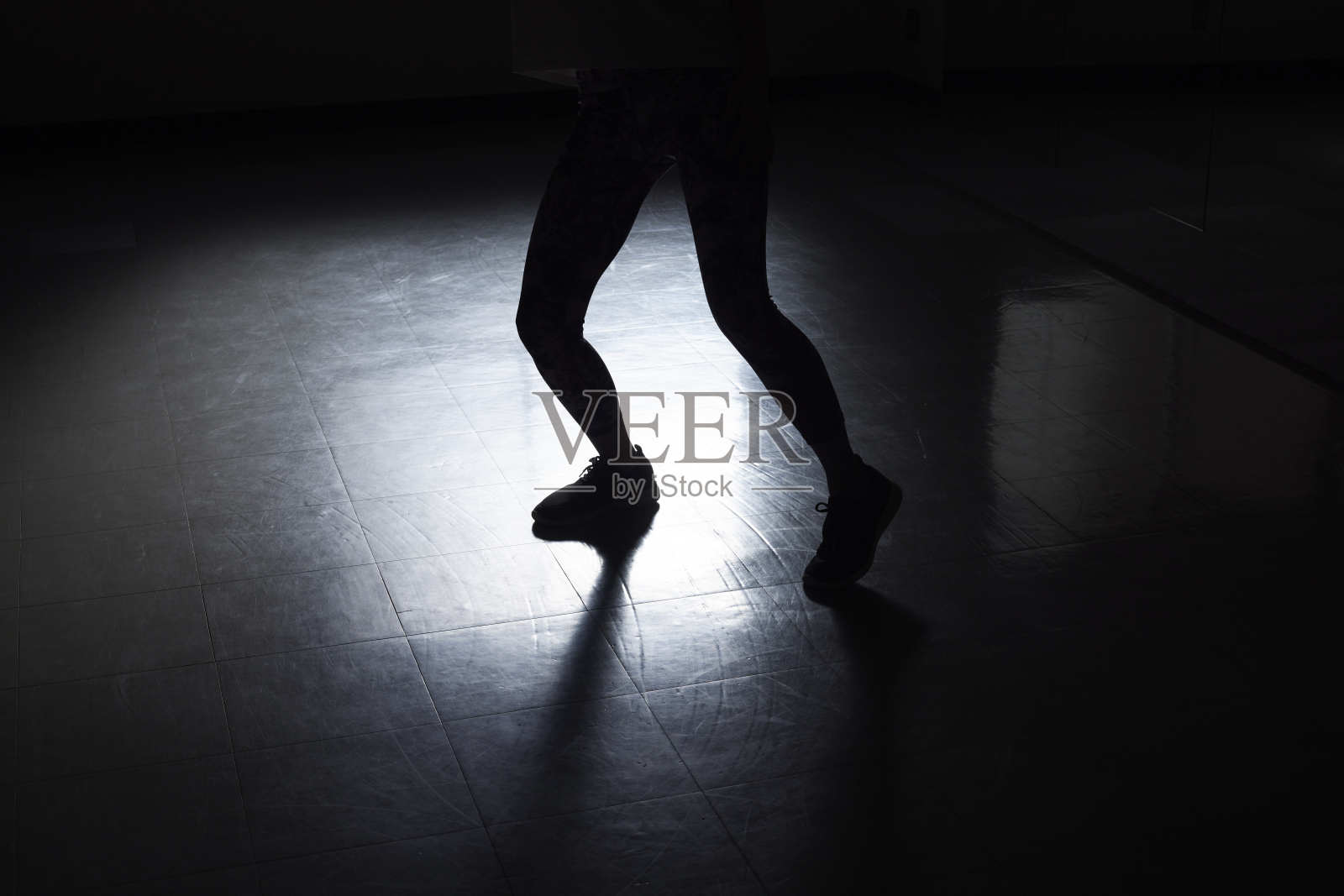 年轻的日本女子在跳舞照片摄影图片