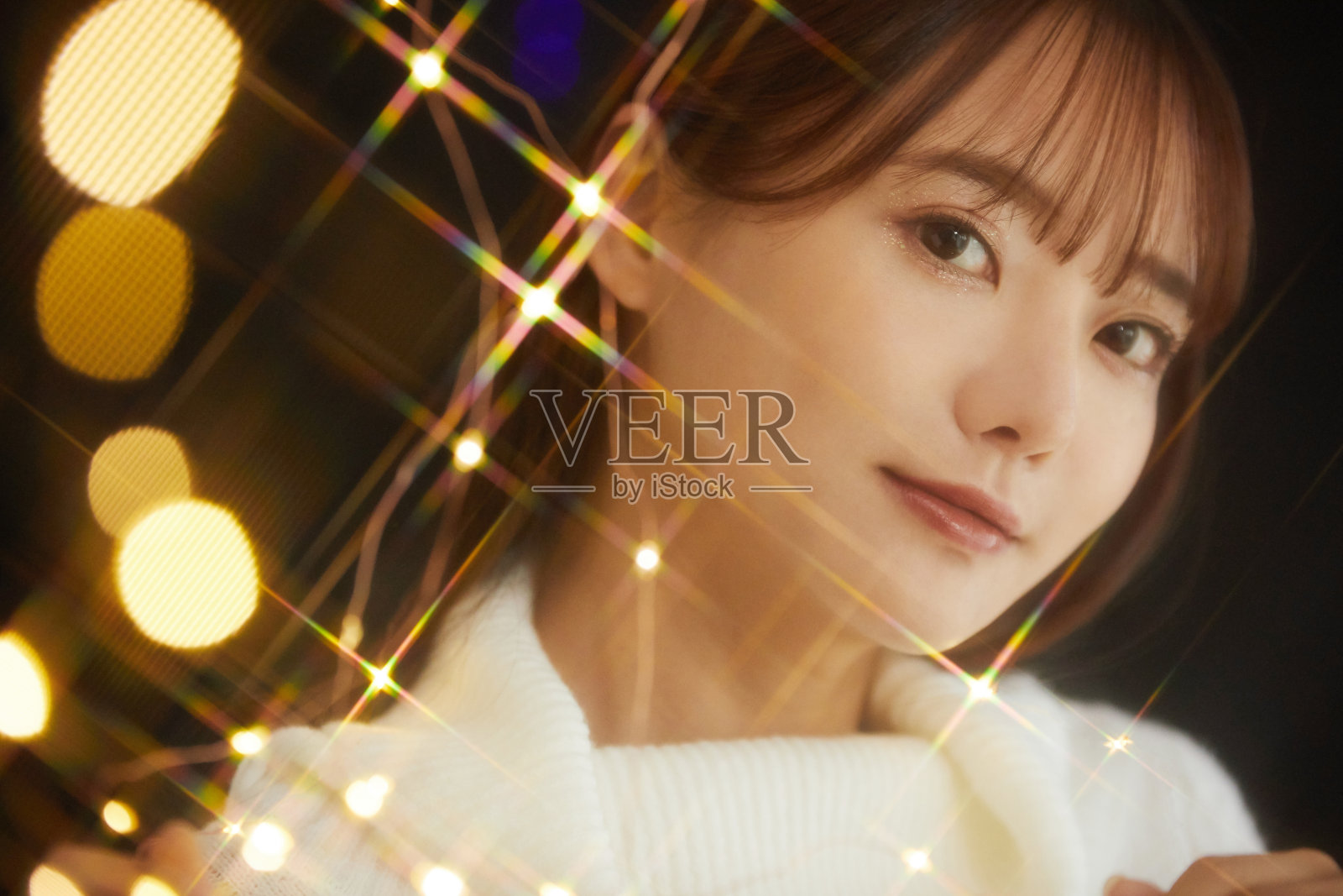 浪漫的肖像一个年轻的亚洲妇女与照明照片摄影图片