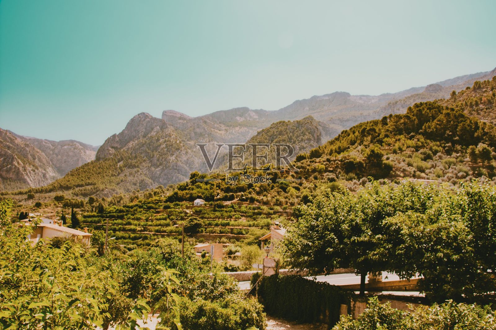 乡村景观是一个被美丽的青山环绕的村庄照片摄影图片