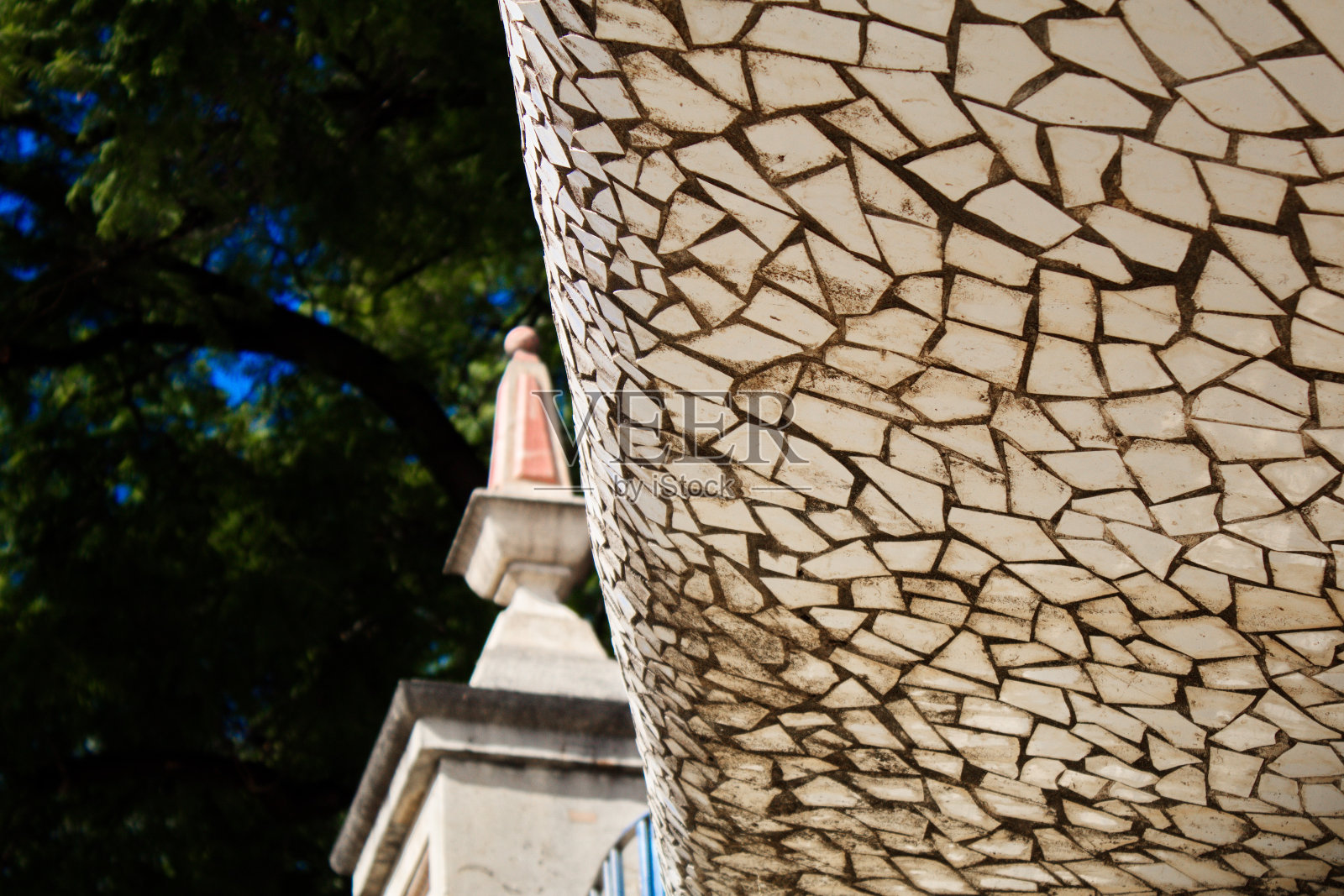 在阳光明媚的日子里,在空地上用白色瓷砖盖的建筑物照片摄影图片