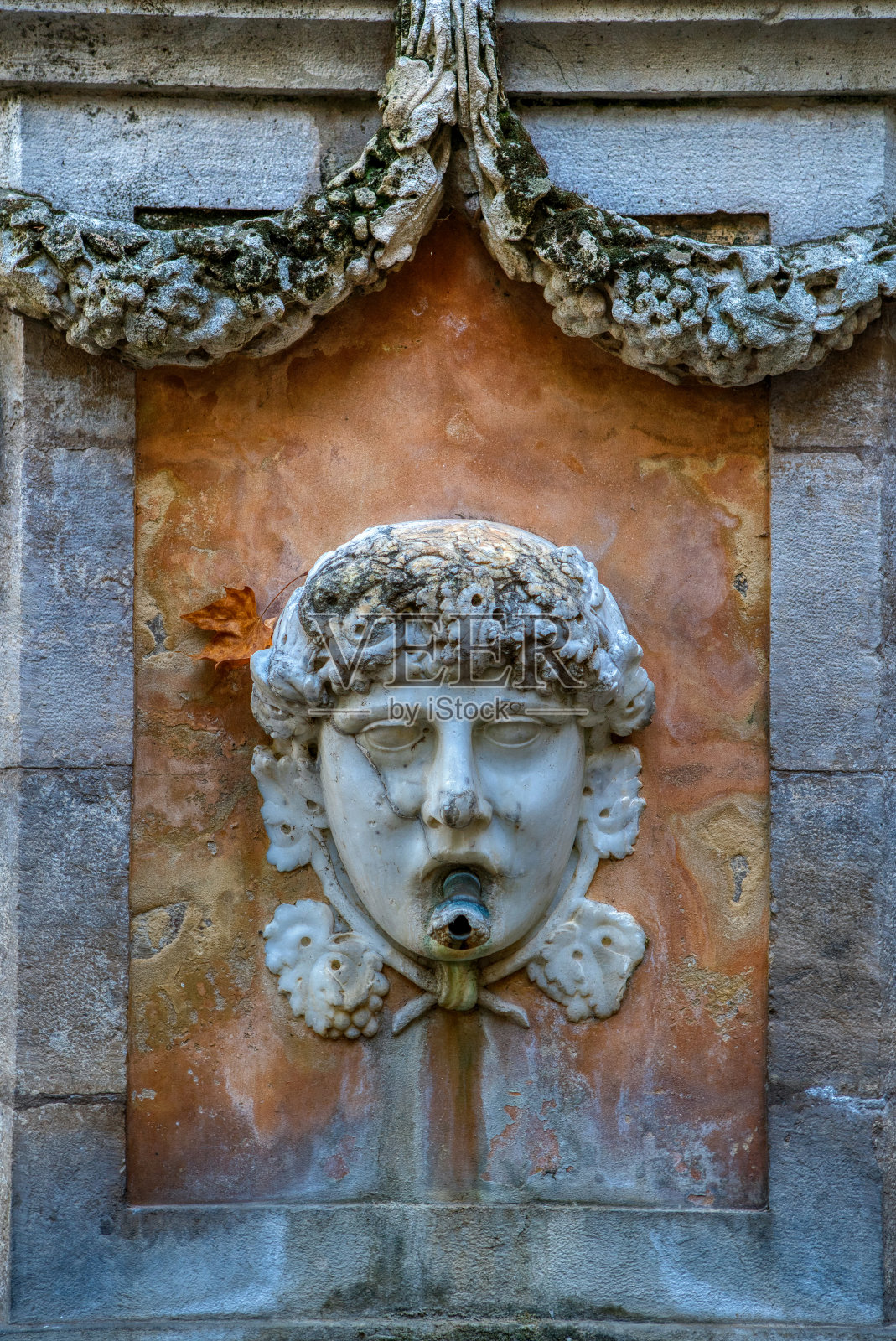 旅游目的地,科蒂尼亚克的喷泉,喷泉雕刻的头像,科蒂尼亚克村,一个古老的小村庄,在普罗旺斯科蒂尼亚克,著名的悬崖,洞穴和穴居人的房子,瓦尔,普罗旺斯阿尔卑斯山的蓝色海岸,法国照片摄影图片