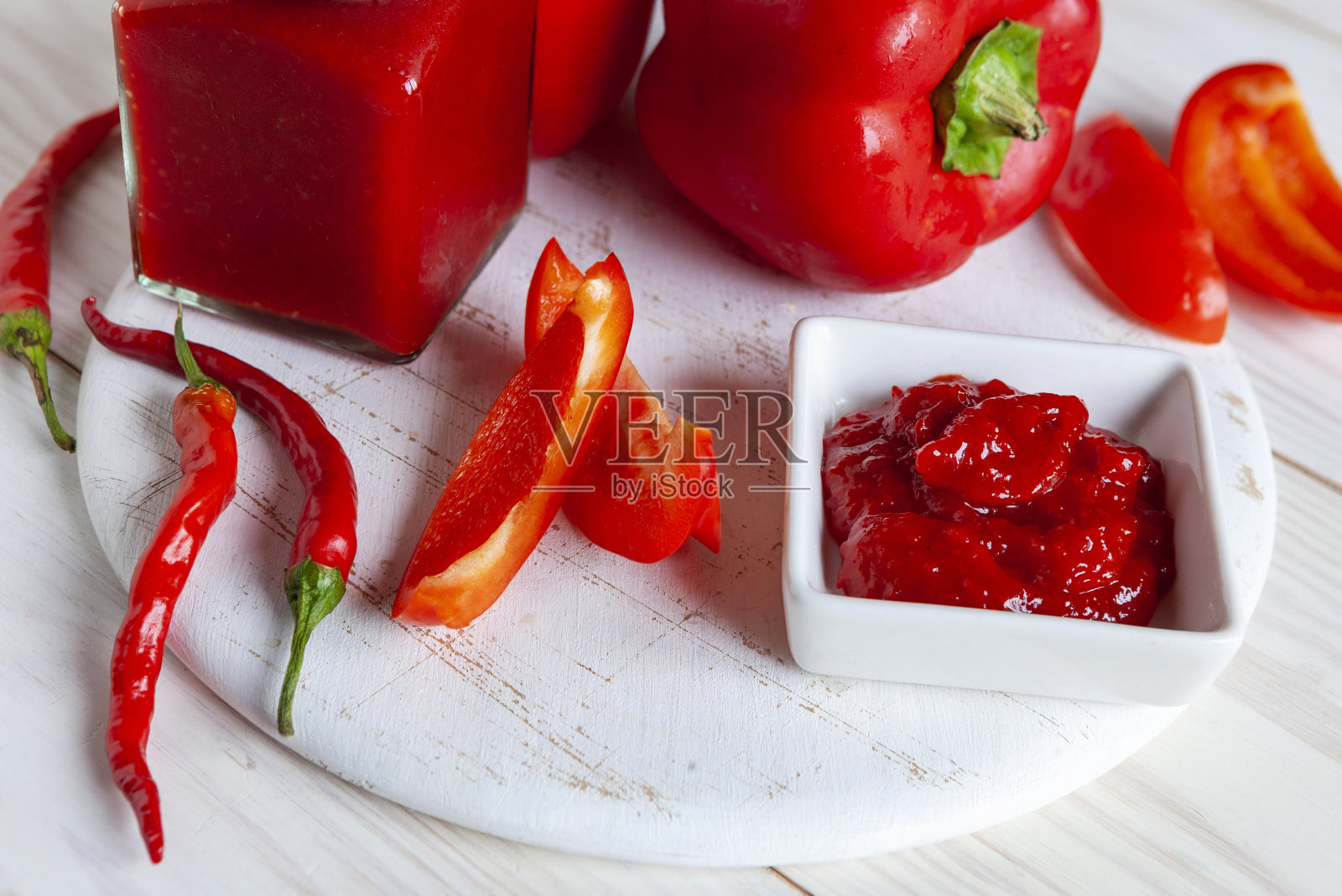 自制地中海红辣椒酱:含辣椒的意大利传统酱料照片摄影图片
