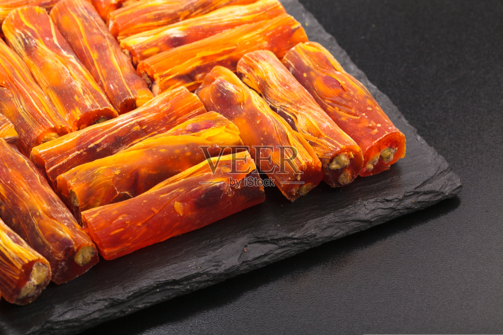 各种彩色的阿拉伯和土耳其糖果放在盘子里照片摄影图片