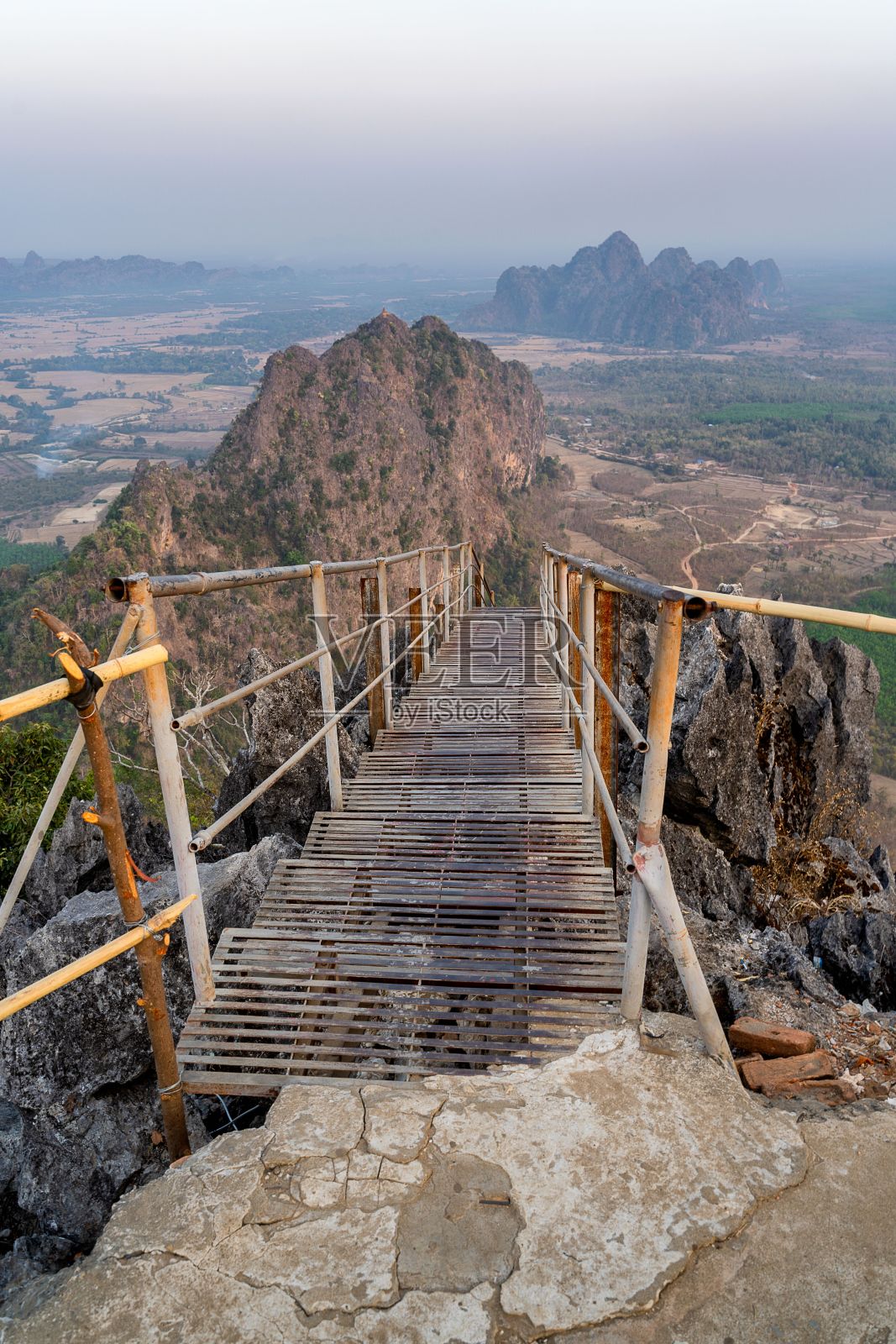 缅甸Hpa An唐山酒的垂直镜头照片摄影图片
