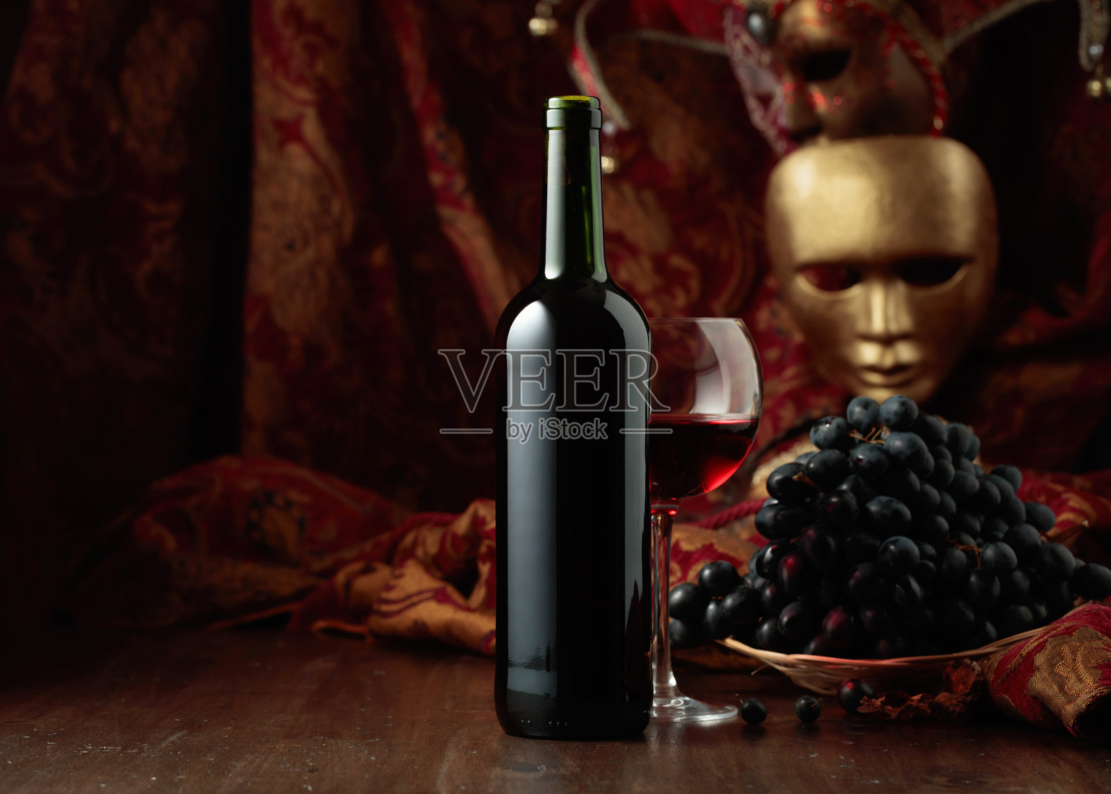 红酒,葡萄,复古狂欢节面具。照片摄影图片