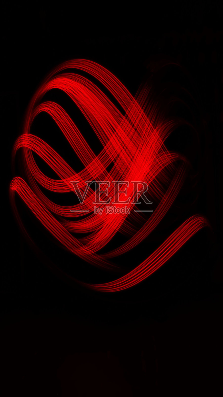 垂直长时间曝光的红色光迹在黑色背景上照片摄影图片