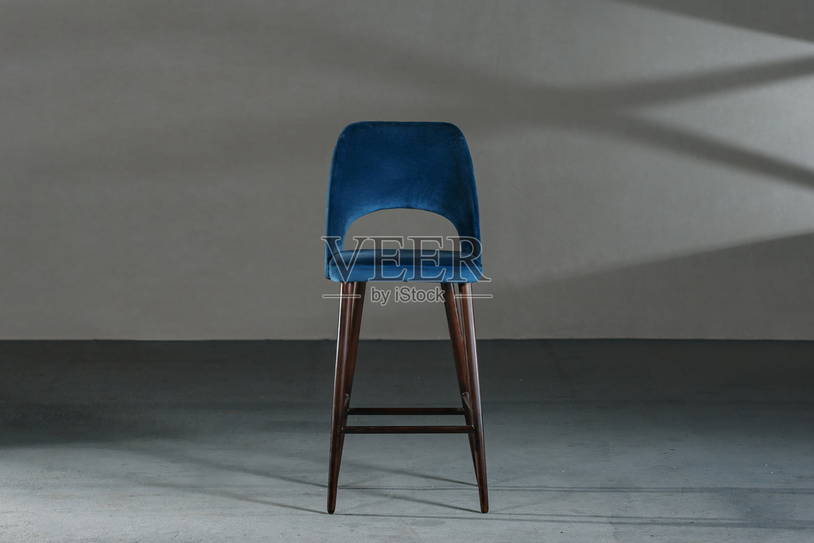 灰色墙壁的画室里的蓝色餐椅照片摄影图片