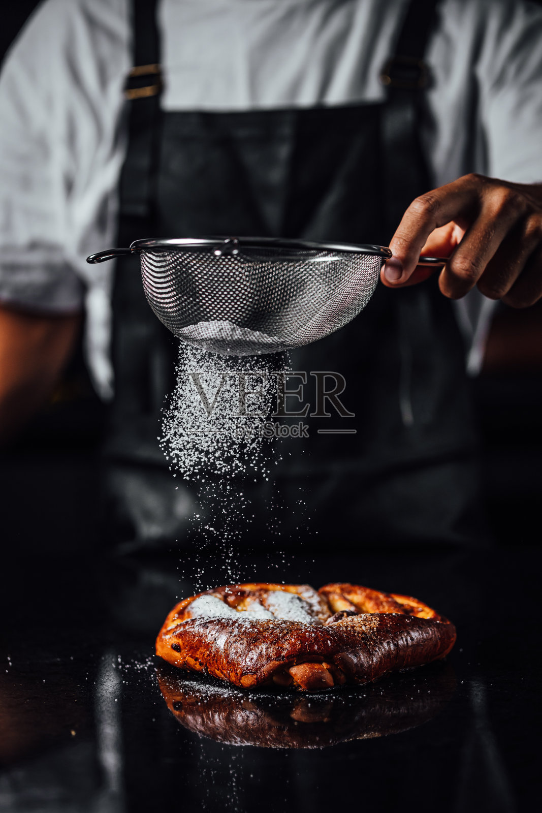 糖果店厨师制作糖果的特写照片摄影图片