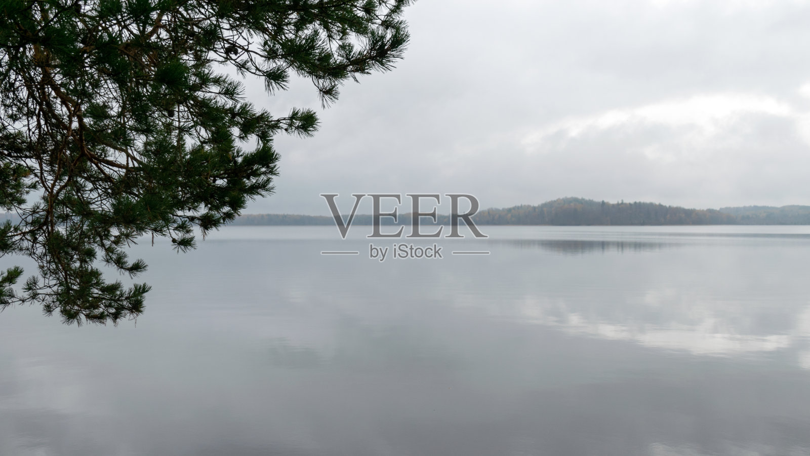 雾蒙蒙的风景,阴雨绵绵的,灰蒙蒙的秋景来自湖水,灰色的天空,平静的水面照片摄影图片