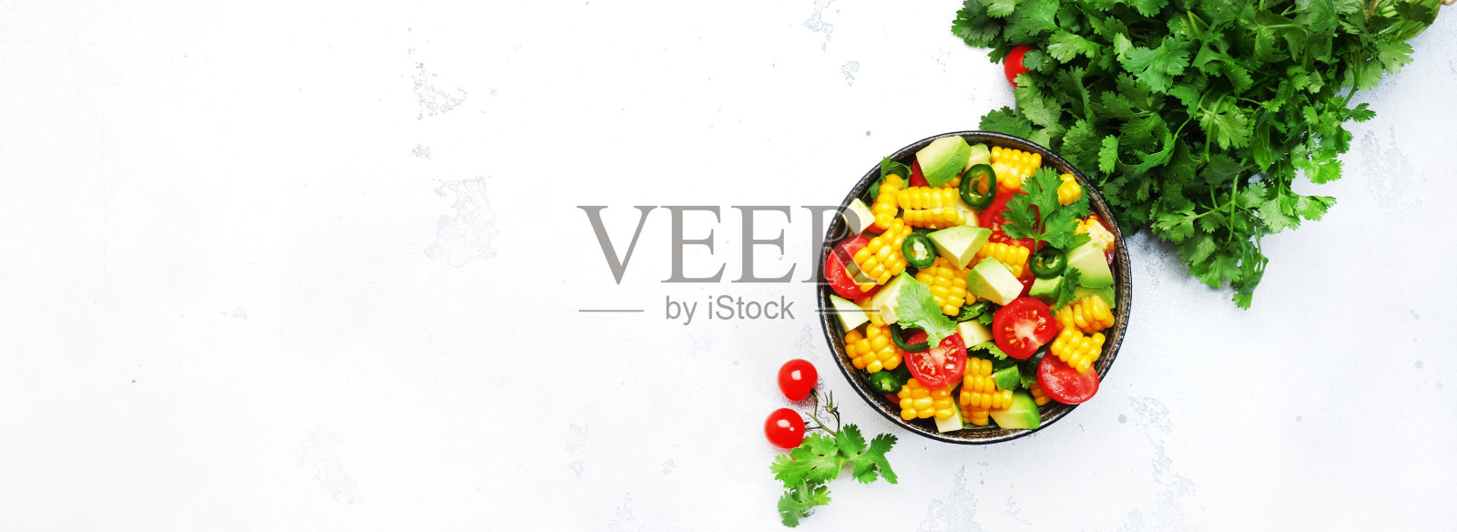 墨西哥辣沙拉,玉米,牛油果,墨西哥胡椒,圣女果和香菜。白色厨房桌面背景,俯视图横幅照片摄影图片