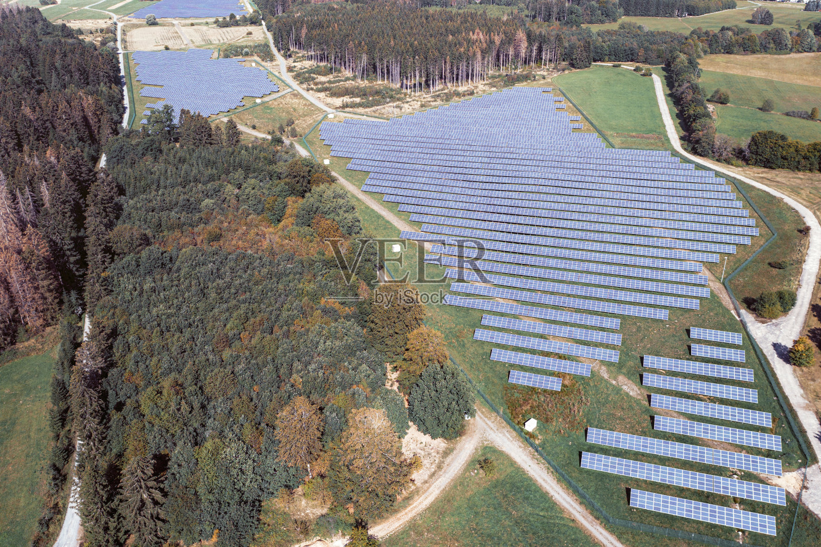 农村绿地上太阳能电池板的鸟瞰图照片摄影图片