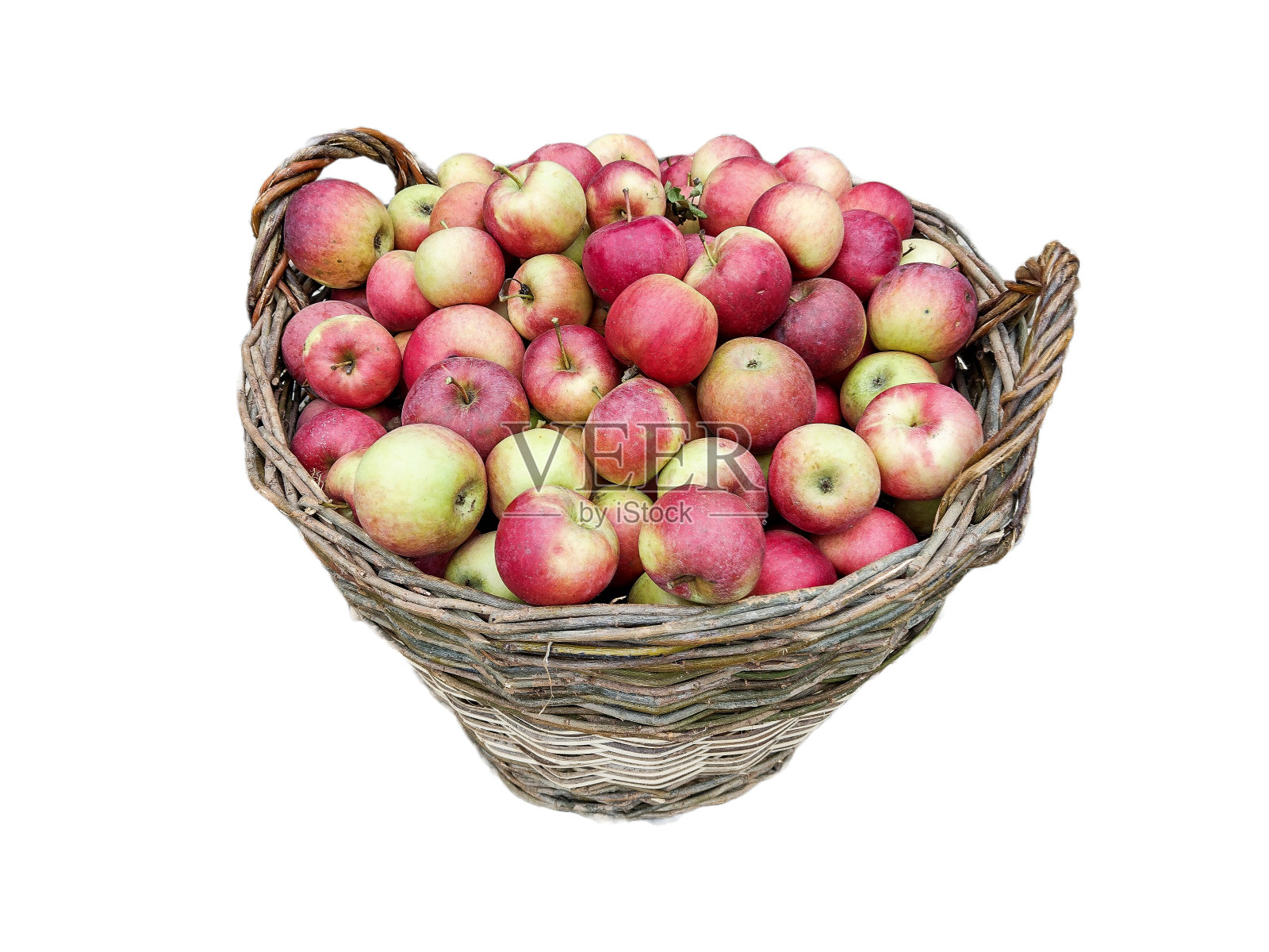 罗马尼亚马拉穆瑞斯县一个大篮子里的苹果。孤立在白色照片摄影图片