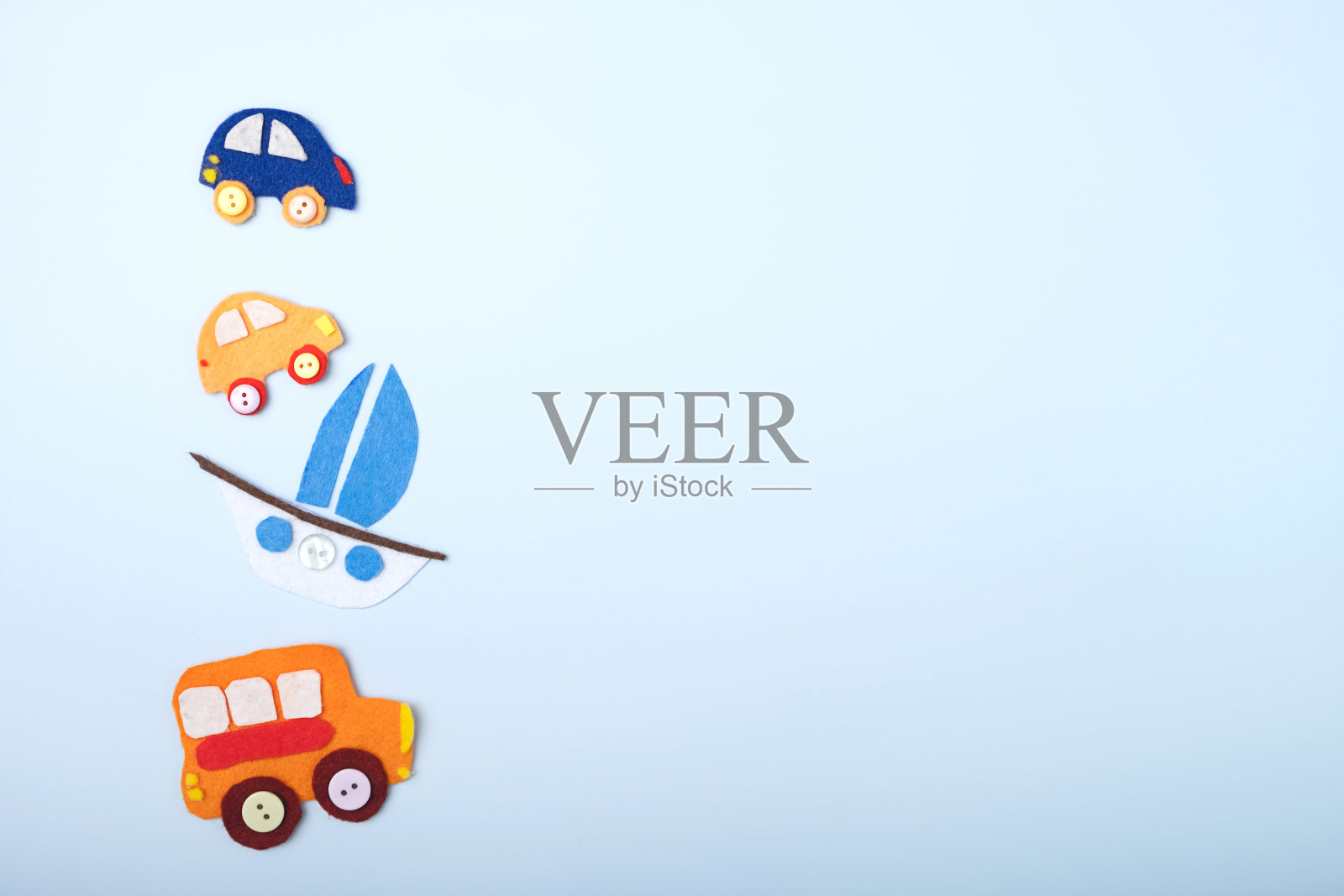 明亮的多色儿童玩具框架。感觉汽车和船的蓝色背景与彩色按钮。前视图。Flatlay。文本的复制空间。照片摄影图片