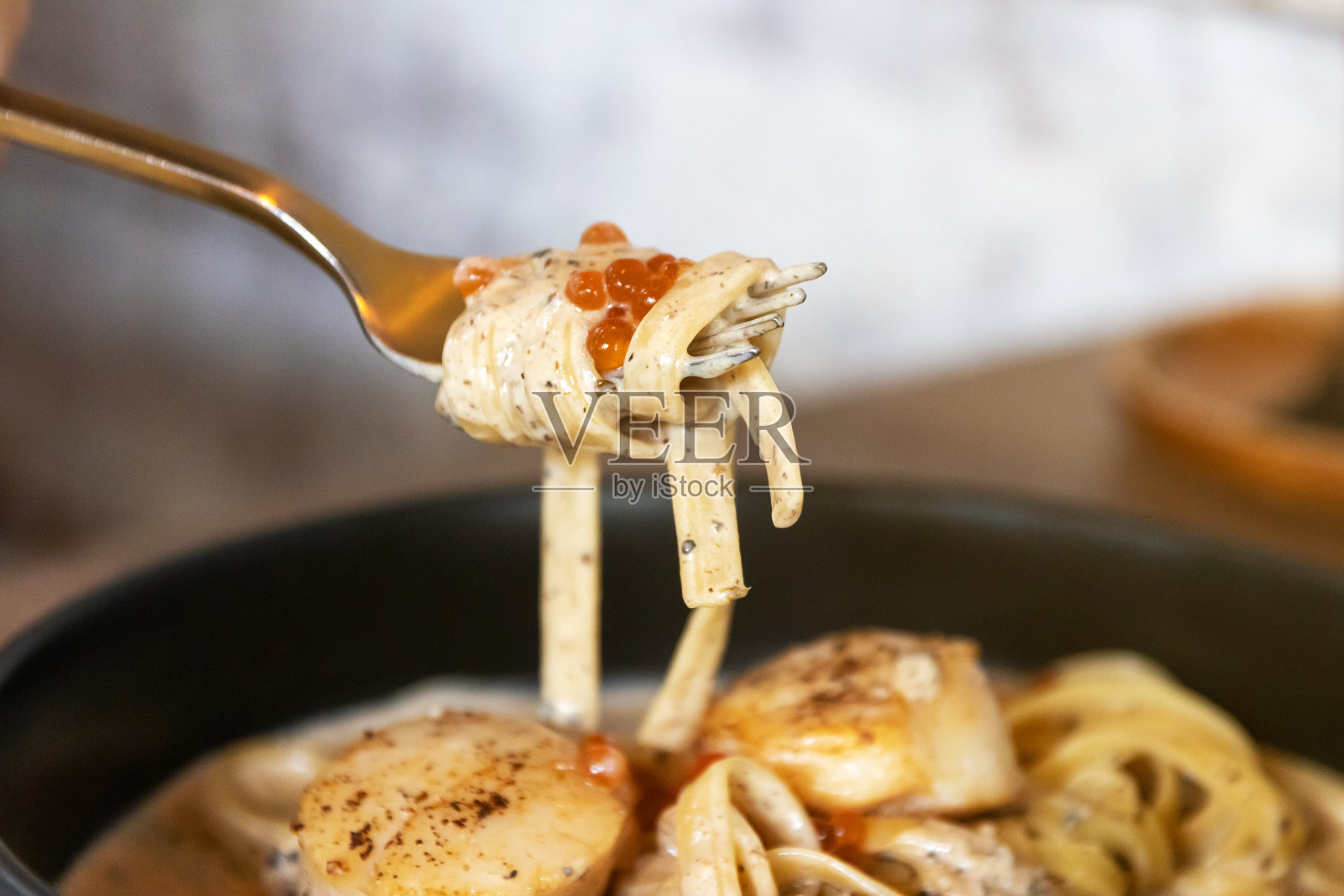 意大利宽面条配松露奶油酱。照片摄影图片