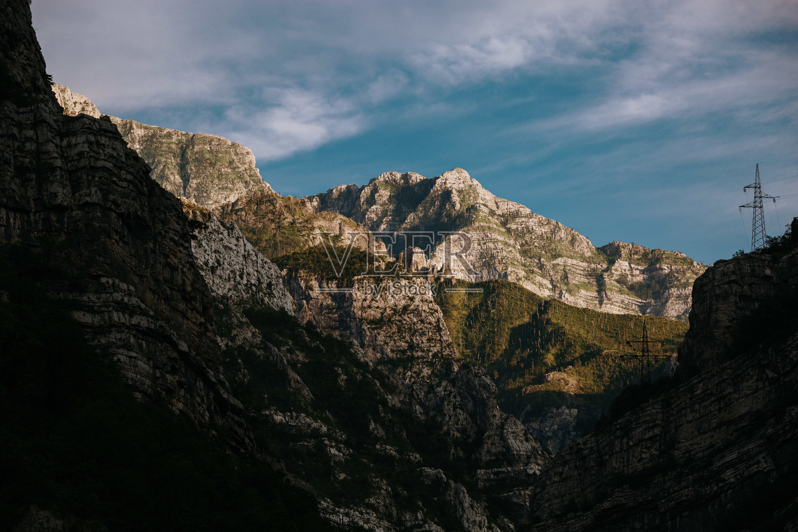 波黑莫斯塔尔阳光下的落基山脉照片摄影图片