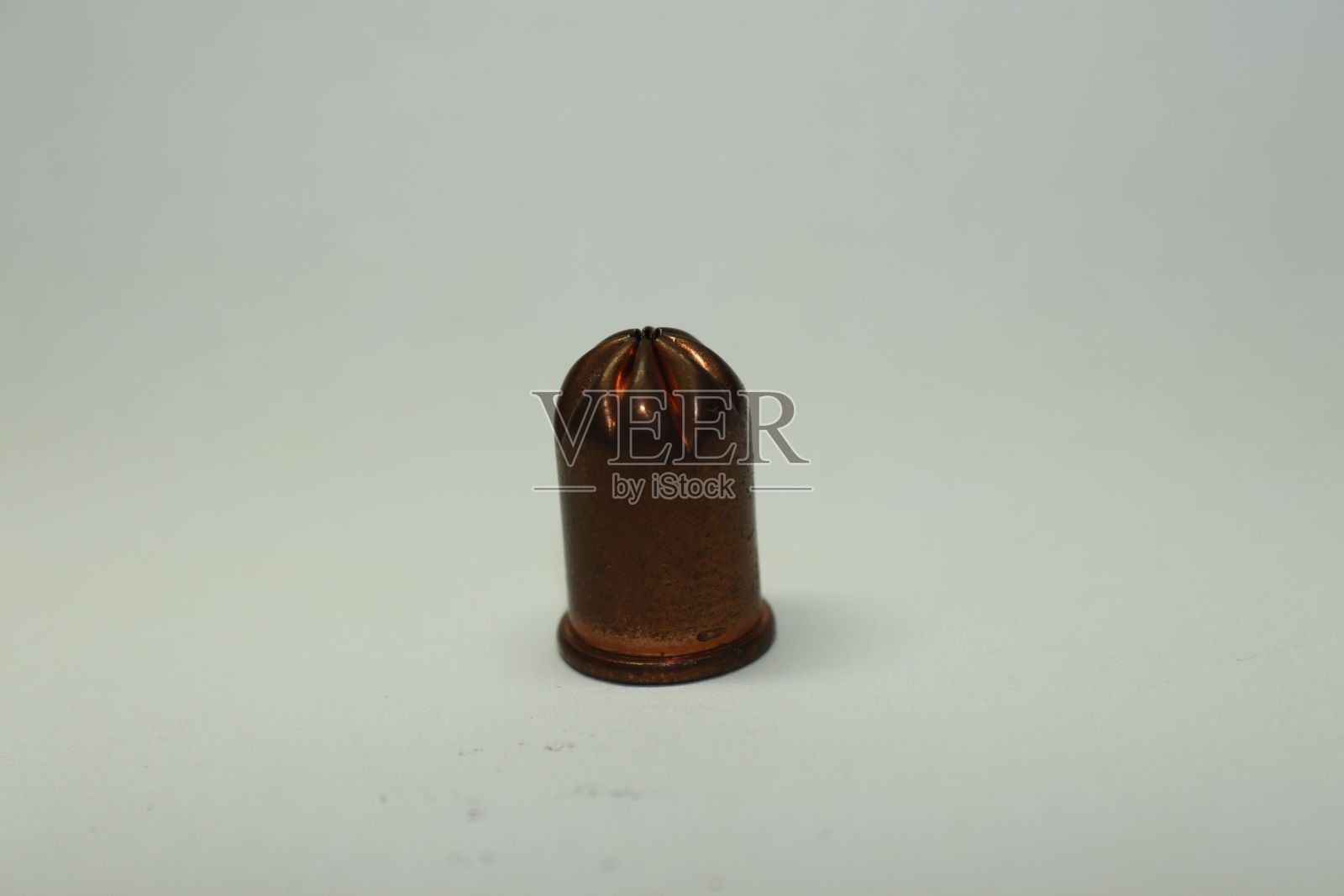 特写的空白左轮枪弹孤立在白色背景照片摄影图片