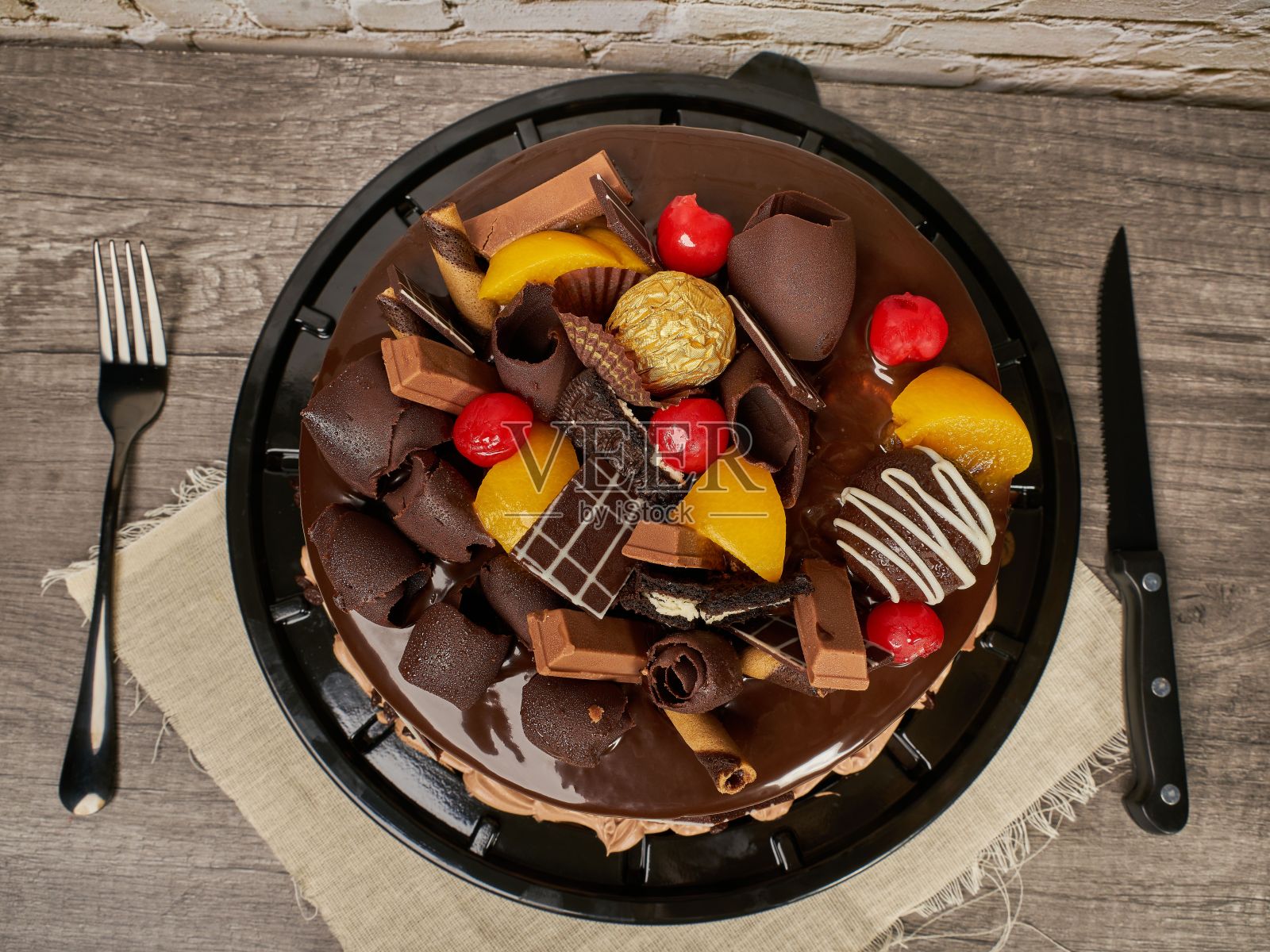 巧克力蛋糕,樱桃和桃子巧克力装饰照片摄影图片