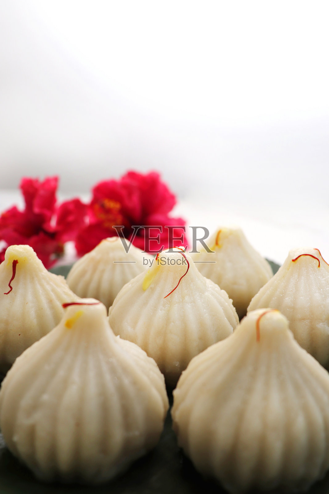 蒸或ukdiche Modak。这是一道传统的甜食,由椰子、草莓和干果塞在糯米团中制成。在印度的甘帕蒂节上供奉给甘尼萨神。与复制空间照片摄影图片