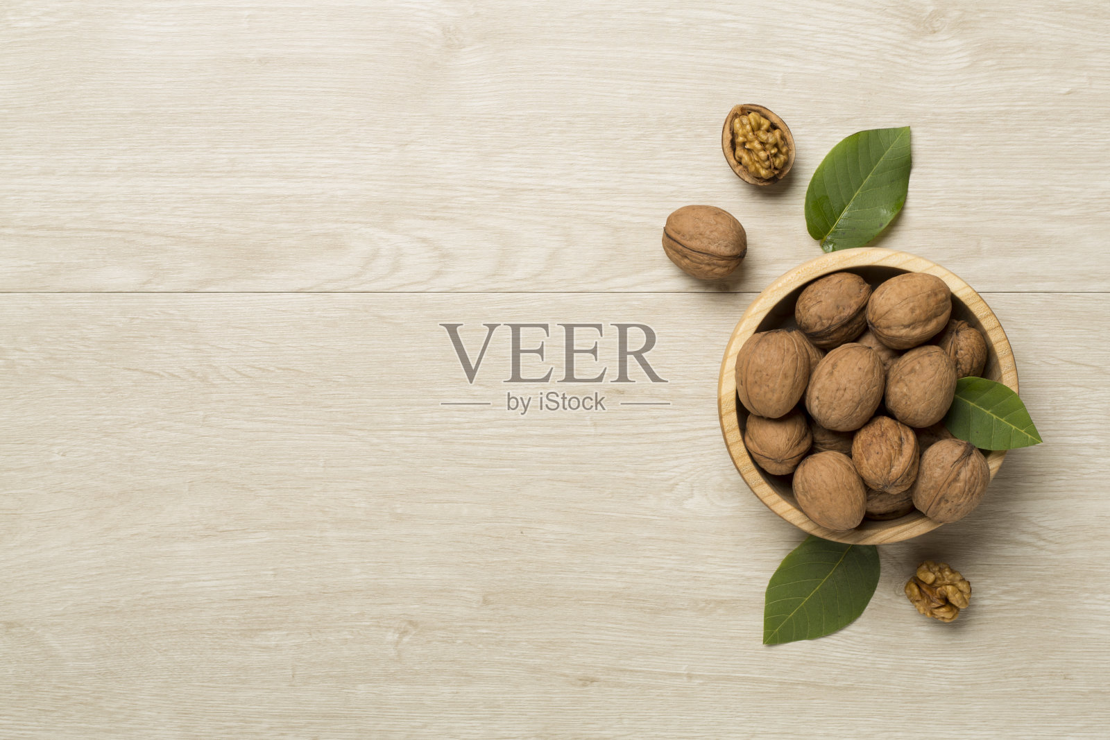 新鲜的核桃在木制背景,顶视图照片摄影图片