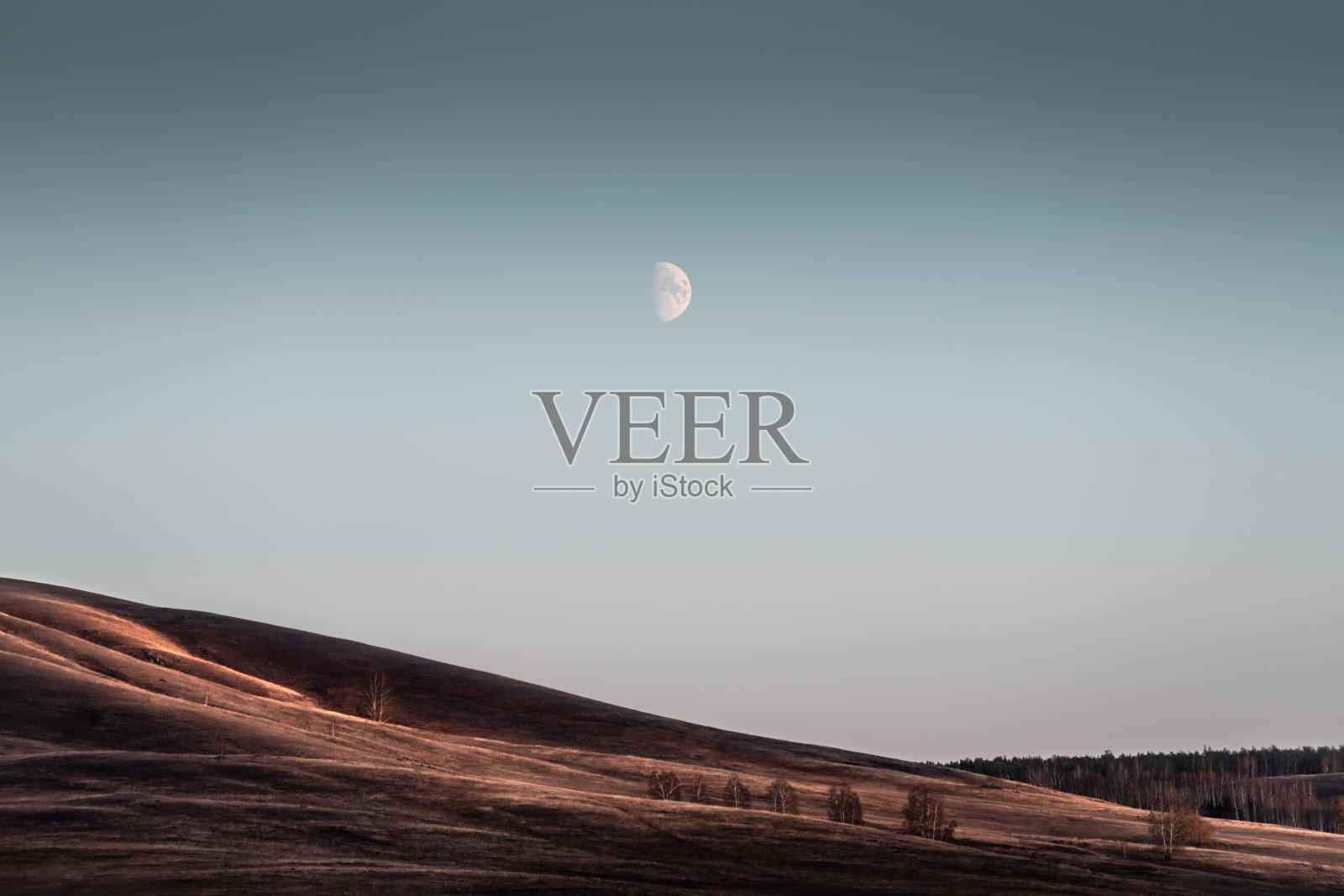 秋山上的月色。抽象的自然背景照片摄影图片