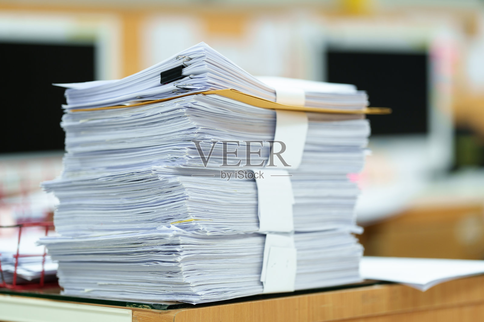 在办公室用回形针文件夹极为紧密地堆放办公室工作文件照片摄影图片