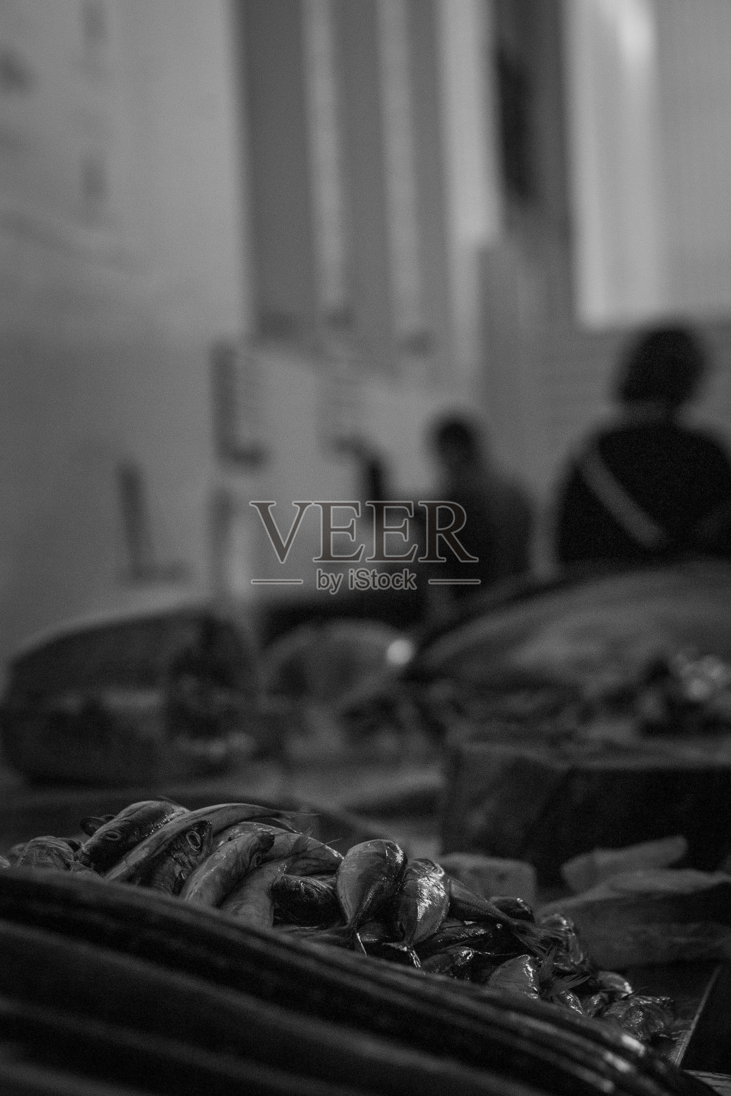 街市上鱼的垂直灰度图照片摄影图片