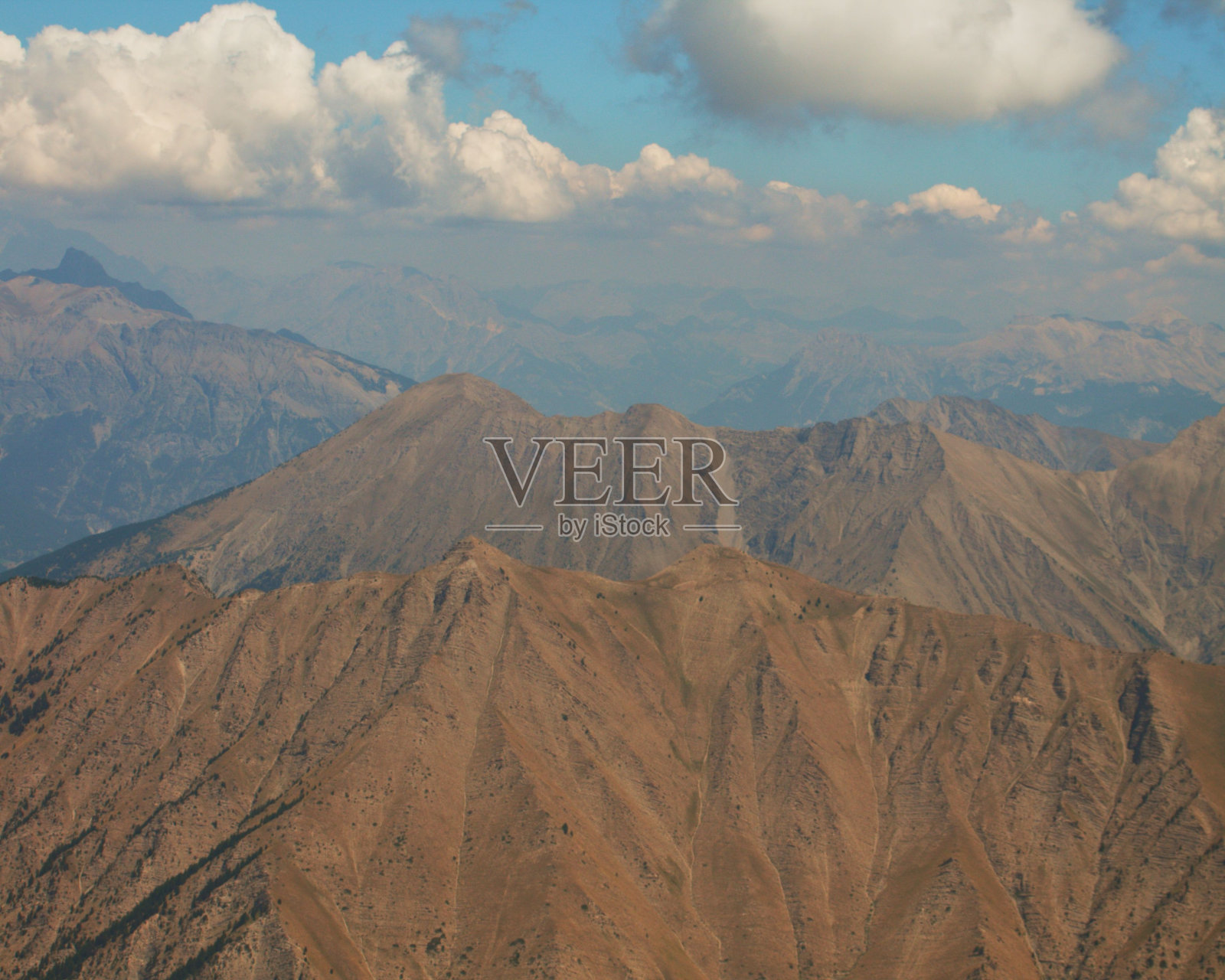 以天空为背景的山景照片摄影图片