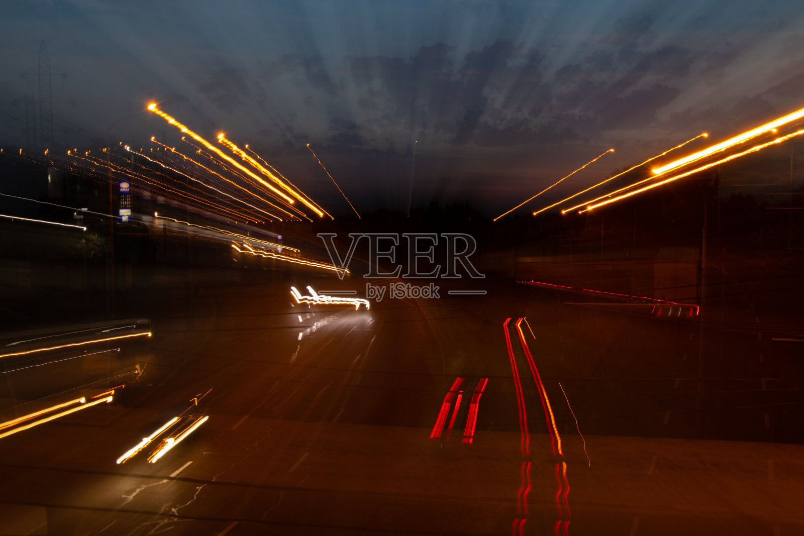 夜晚在第聂伯城市道路上长曝光行驶的汽车照片摄影图片