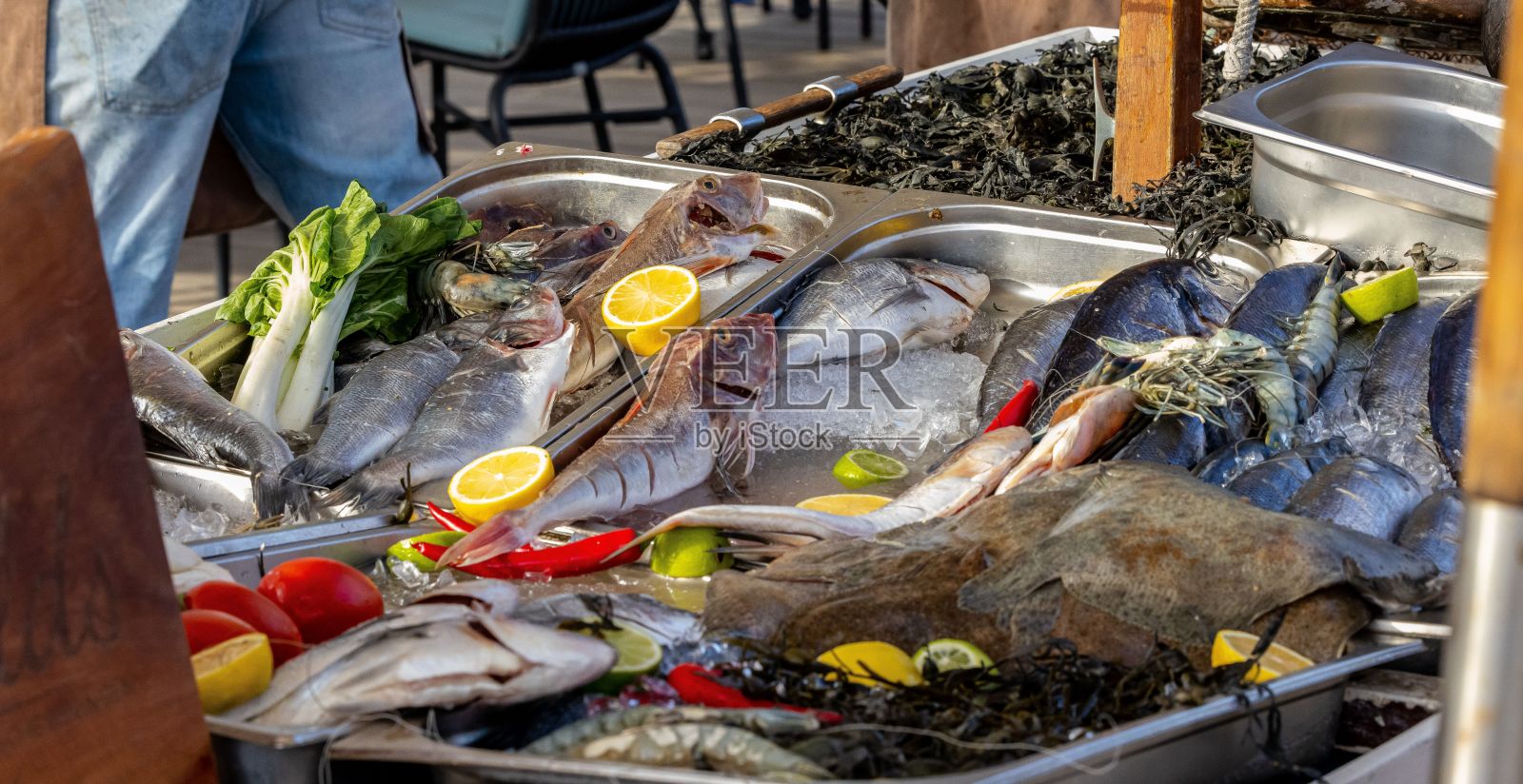 盘子里装满了新鲜的鱼,随时可以上桌照片摄影图片