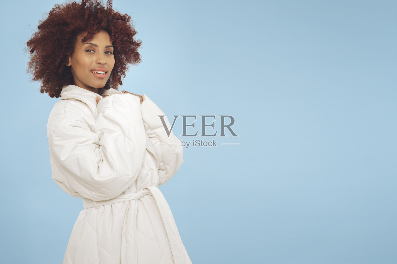 蓝色背景下的美女照片摄影图片