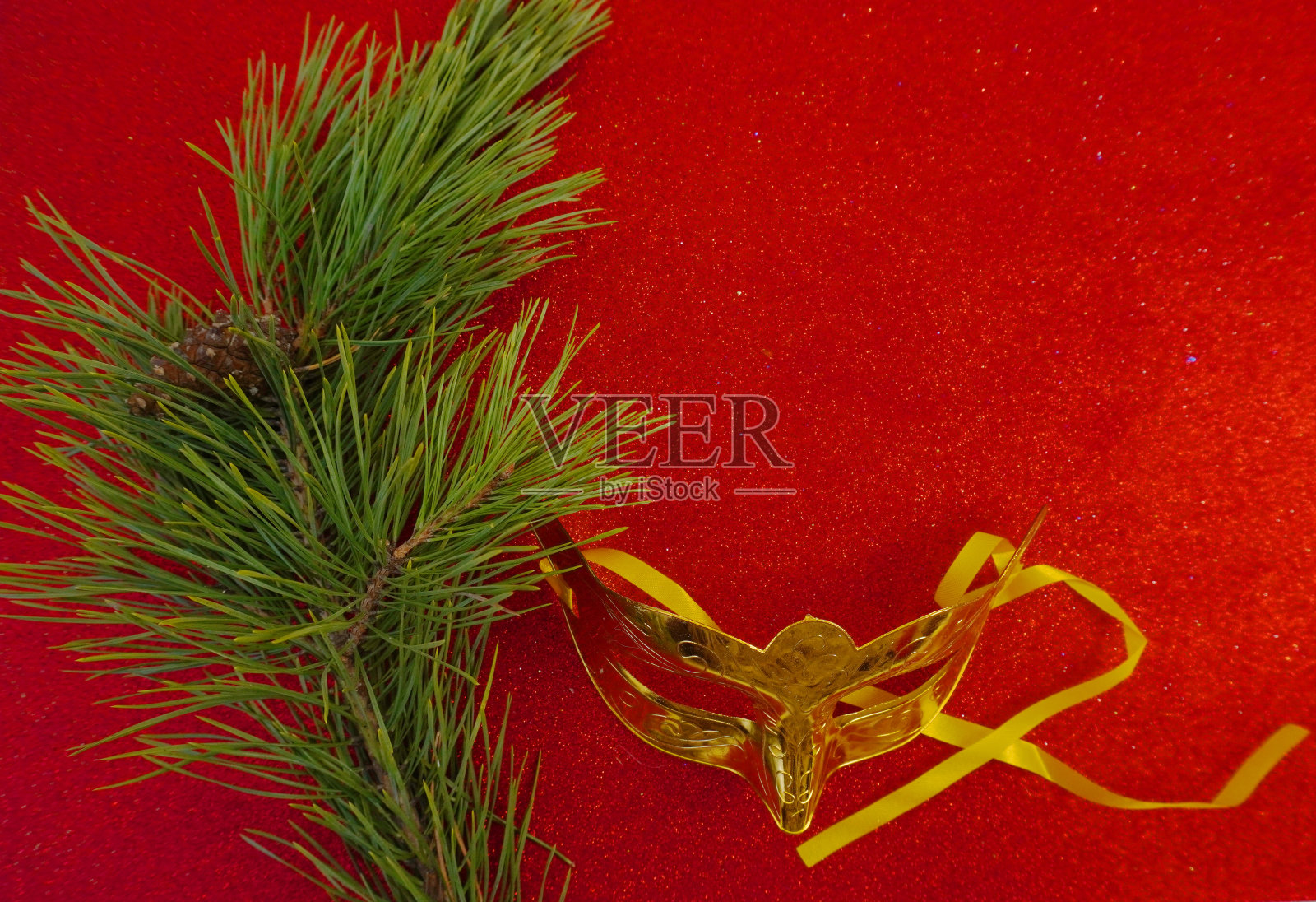 红色的圣诞背景与圣诞树树枝和圣诞球和玩具照片摄影图片